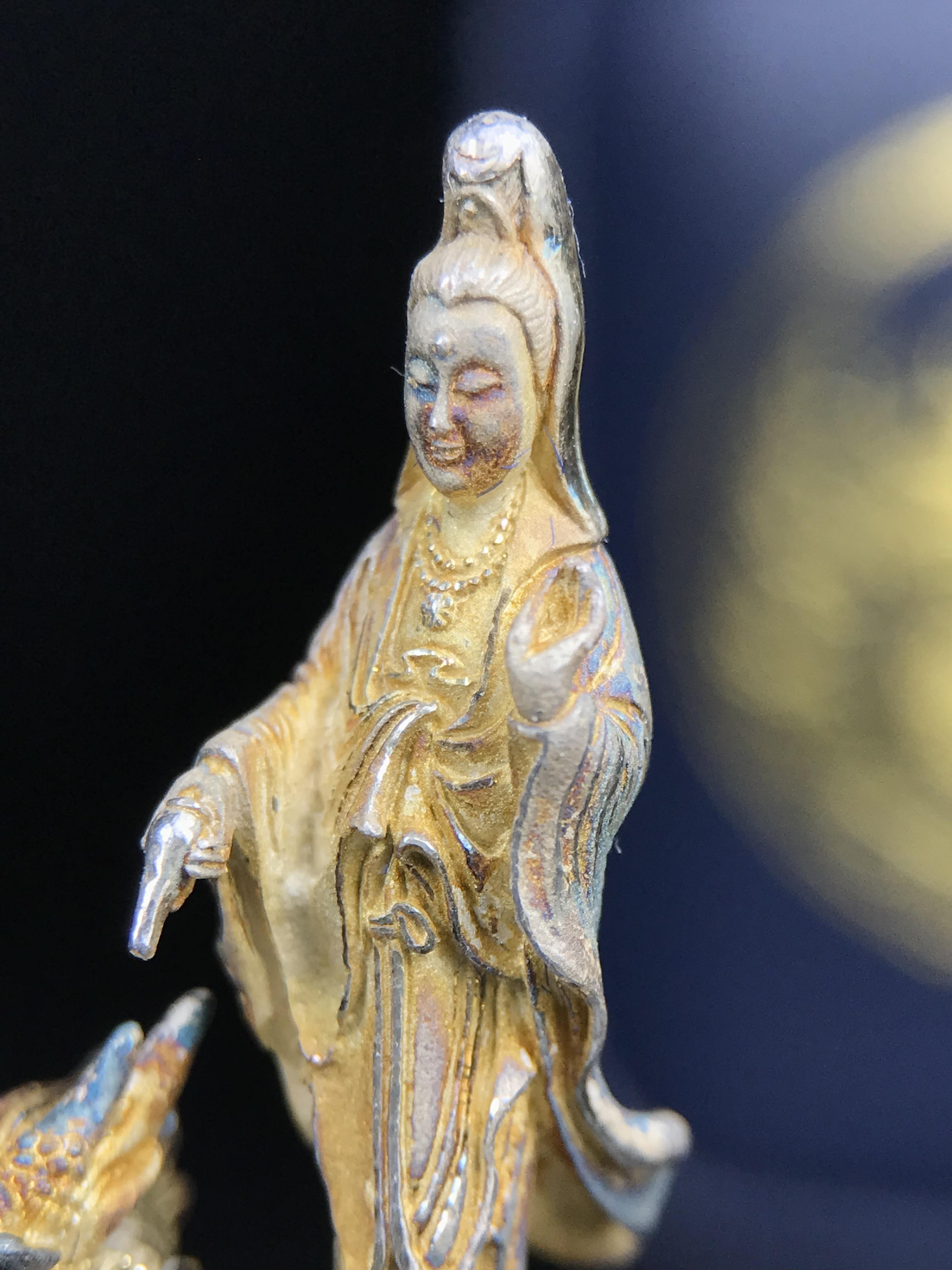 รูปหล่อลอยองค์พระโพธิสัตว์กวนอิม ทรงประทับมังกร จ.ระนอง ปี 2539 เนื้อเงิน พิมพ์ใหญ่(ผิวรุ้งไฟ)(สภาพผิวเดิมขึ้นสีรุ้งธรรมชาติสวยแบบนิยม)(เสน่ห์พระเนื้อเงินสีสันที่ธรรมชาติสรรค์สร้าง)เฉลิมฉลองในวโรกาสที่พระบาทสมเด็จพระเจ้าอยู่หัวทรงครองสิริราชสมบัติครบ50ปี