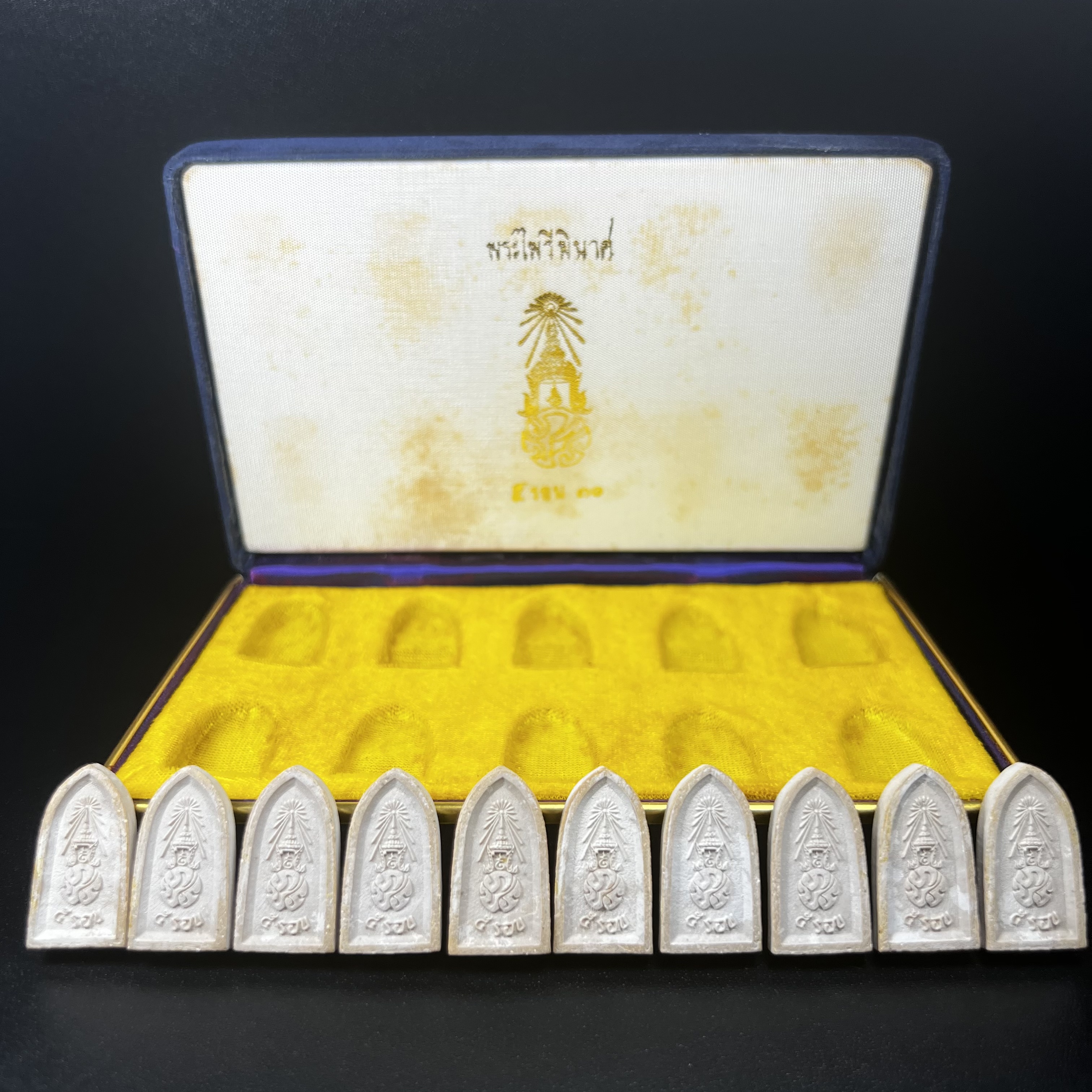 พระไพรีพินาศ ภปร. ครบ 5 รอบ ในหลวงรัชกาลที่ 9 ปี 2530(เนื้อผงพิมพ์ใหญ่) ชุดกรรมการ บรรจุจำนวน 10 องค์ ในกล่อง ตราสัญลักษณ์ ภปร.(ในหลวงรัชกาลที่9เสด็จในพิธีเจิมพระสุหร่าย)พระดี พิธีใหญ่ ประกอบพิธีพุทธาภิเษกพร้อมกับพิธีพระกริ่งปวเรศ ปี2530 วัดบวรนิเวศวิหาร