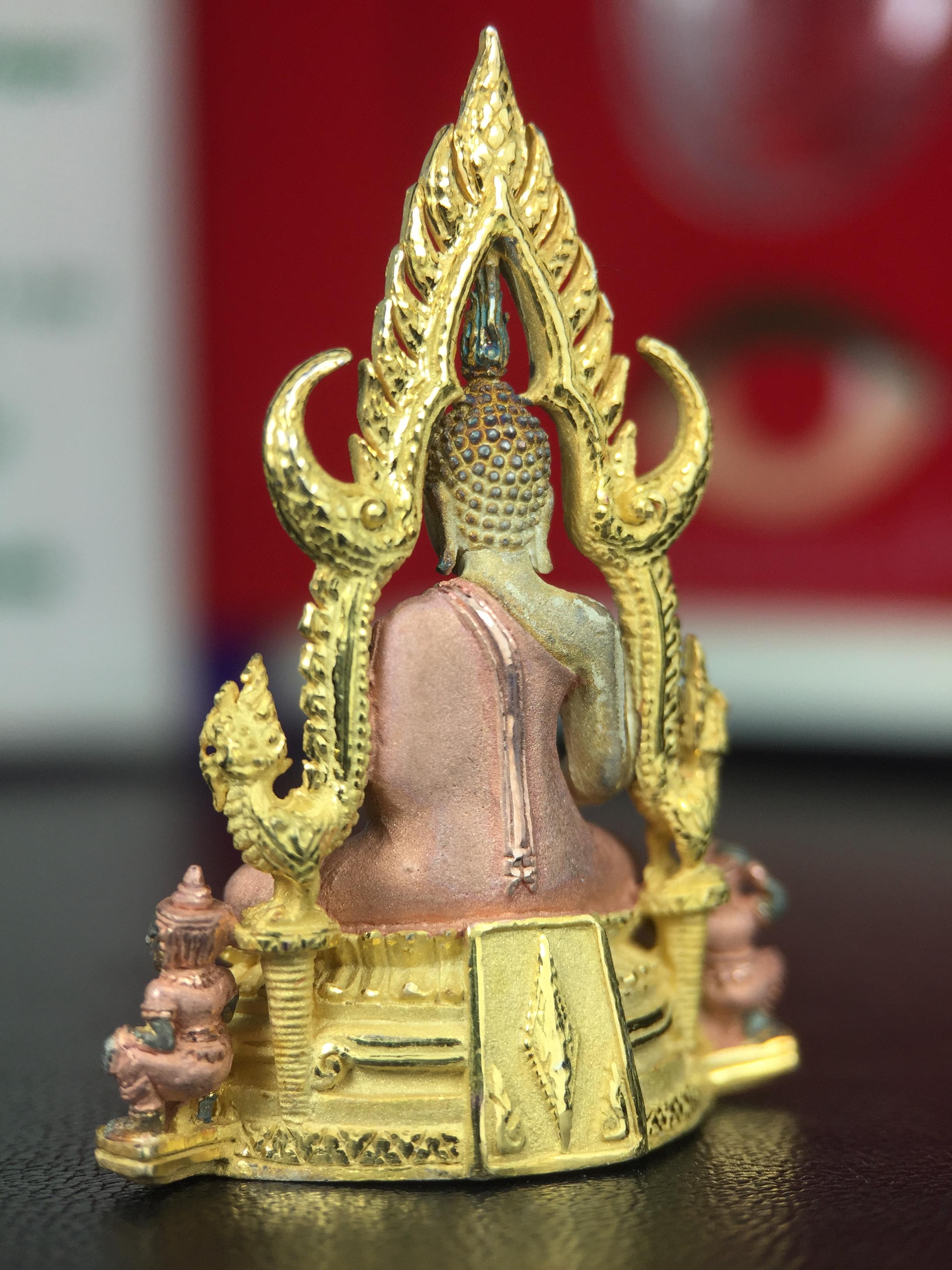 พระพุทธชินราช ภปร. ในวโรกาสพระราชพิธีมหามงคล เฉลิมพระชนมายุ6รอบ 5ธันวาคม2542 มูลนิธิพิทักษ์ดวงตาประชาชน จัดสร้าง เนื้อเงินบริสุทธิ์ 99.9% แบบสามกษัตริย์ขัดเงาบางส่วน พิมพ์ใหญ่ ขนาดสูง 3.4 ซม. พร้อมกล่องบรรจุเดิม