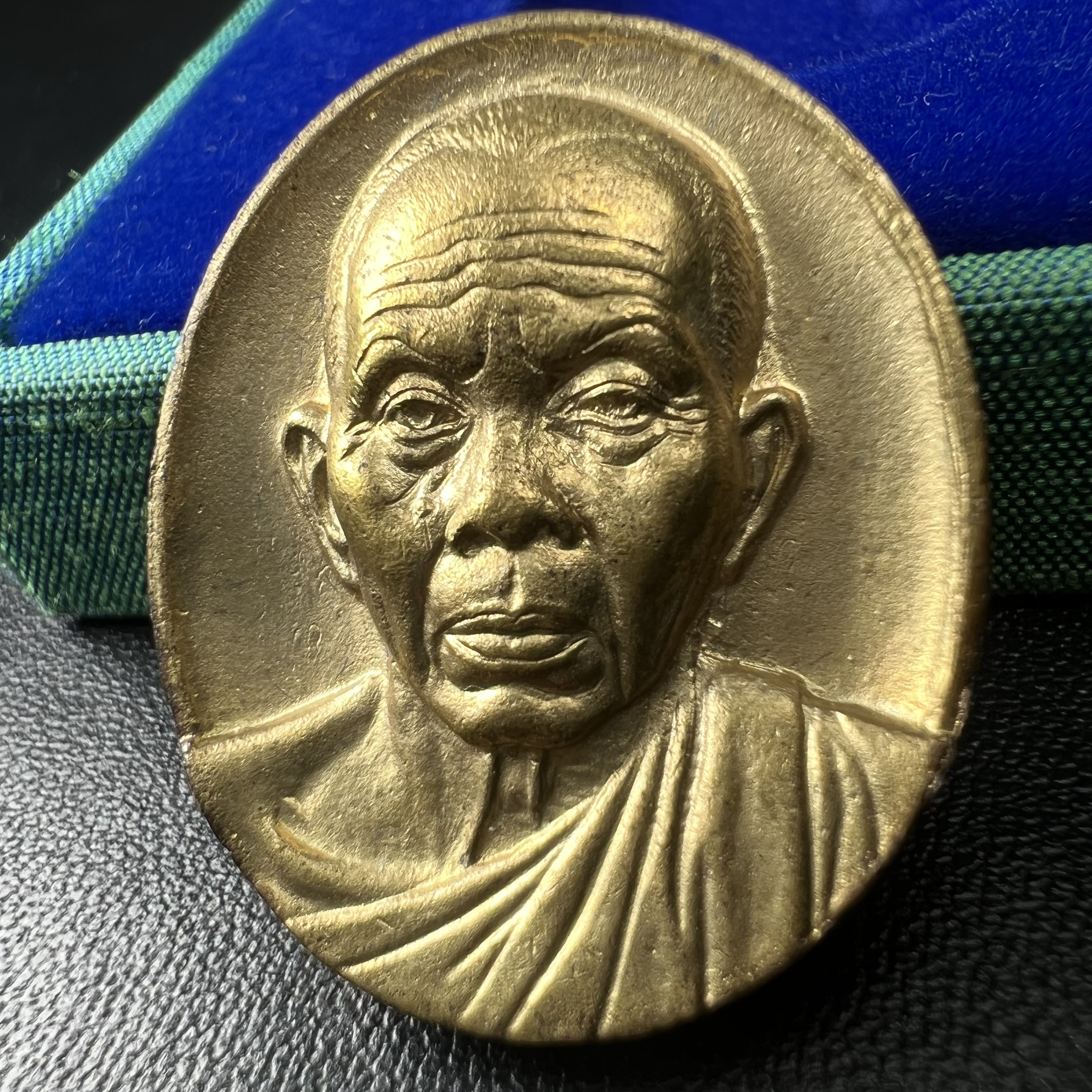 เหรียญรูปเหมือนพระญาณวิทยาคมเถร (หลวงพ่อคูณ ปริสุทโธ)ชุดกาญจนาภิเษกครองราชย์ครบ 50 ปี พิธี มังคลาภิเษก ณ วัดบวรนิเวศวิหาร ปี พ.ศ. 2538(จัดสร้างได้เหมือนหลวงพ่อคูณมาก มีรายละเอียดและความคมชัดสูง ลูกศิษย์ท่านไม่ควรพลาด วิจิตรศิลป์และพุทธศิลป์งดงาม)พิธีใหญ่