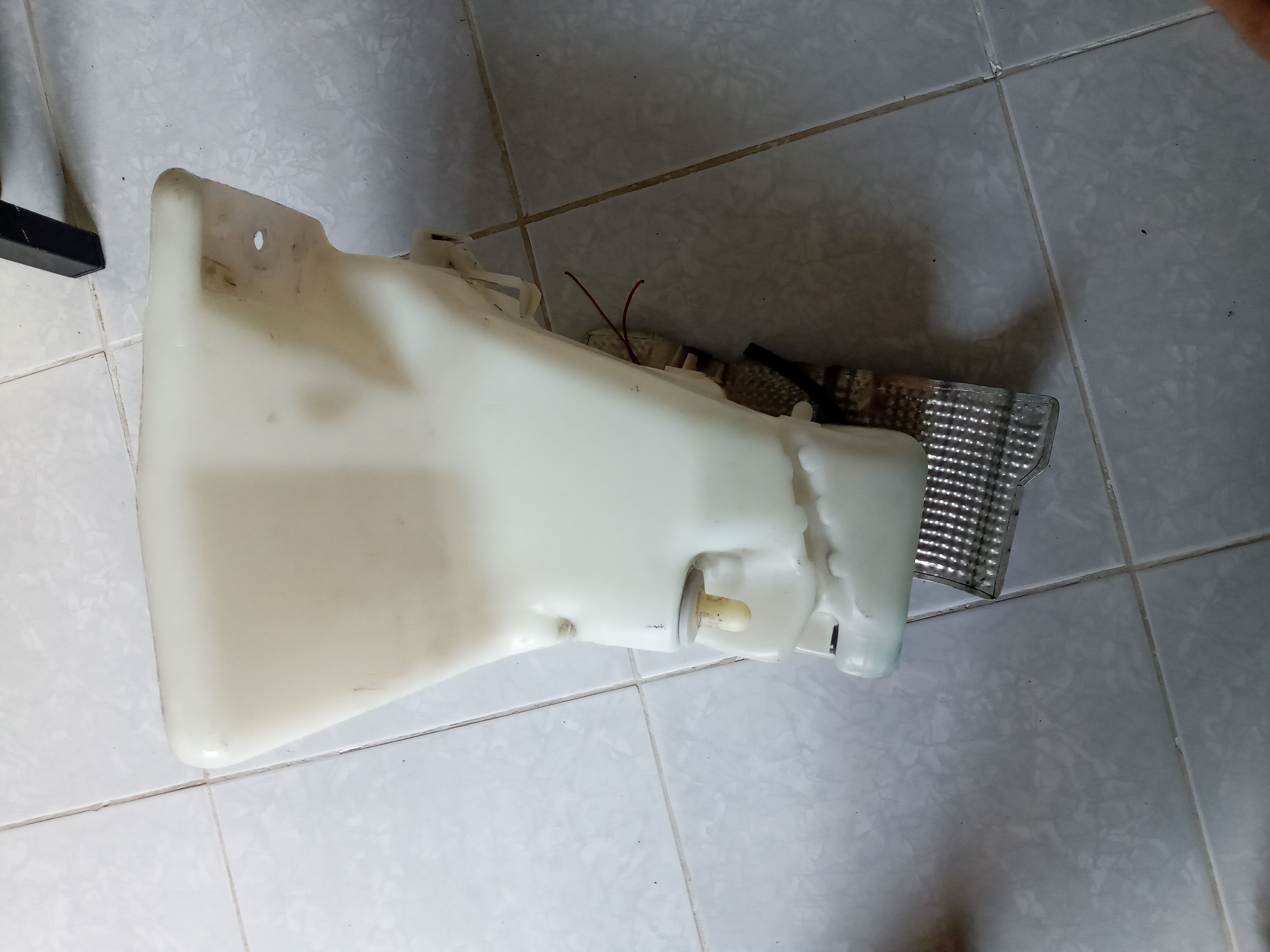 กระป๋องน้ำล้างกระจกBENZ W210