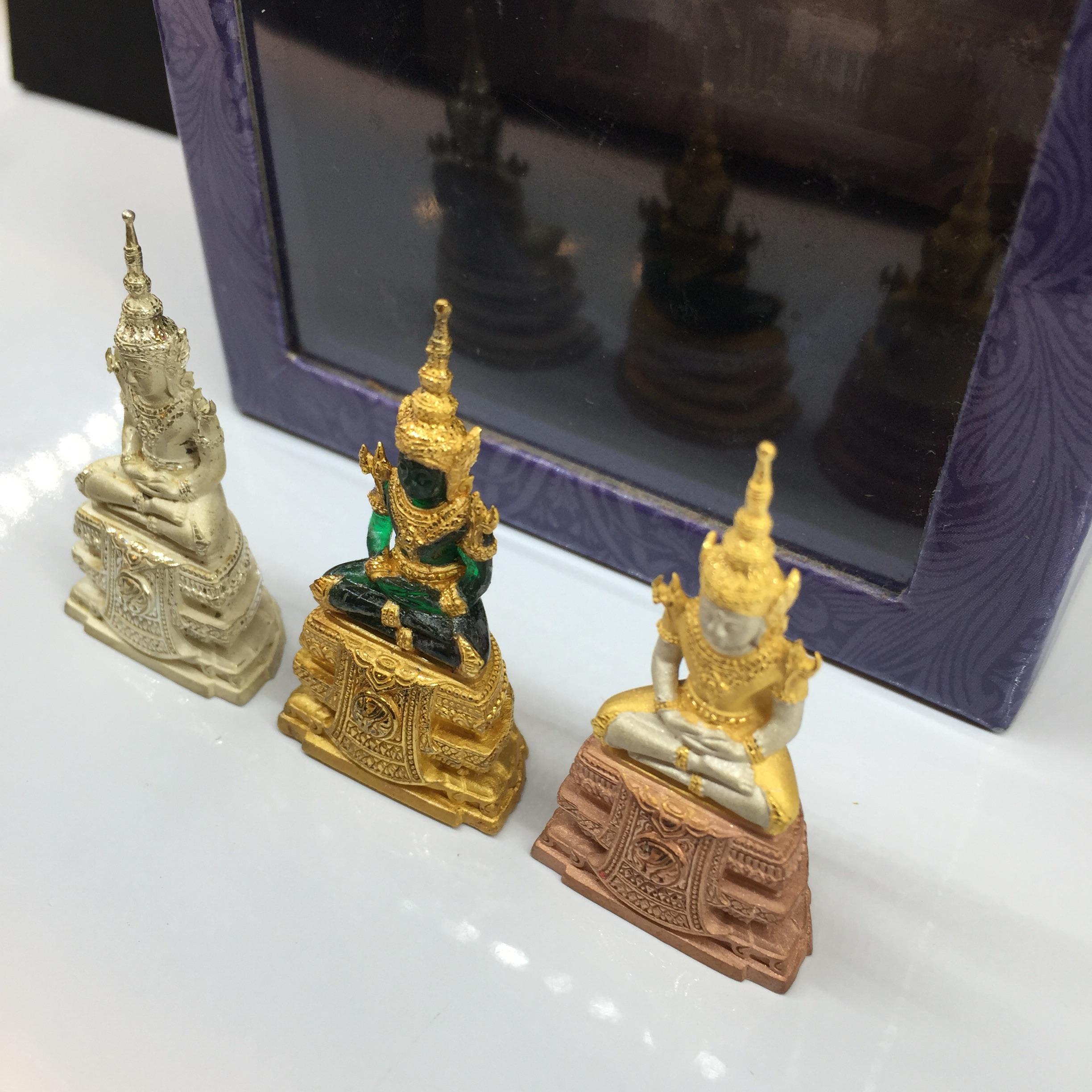 พระแก้วมรกตลอยองค์ ภปร.หน้าตัก 1/2 นิ้ว จัดสร้างโดยรพ.ภูมิพลฯ ปี2547 เนื้อเรซินหุ้มทองคำ+เนื้อเงิน+เนื้อเงินสามกษัตริย์