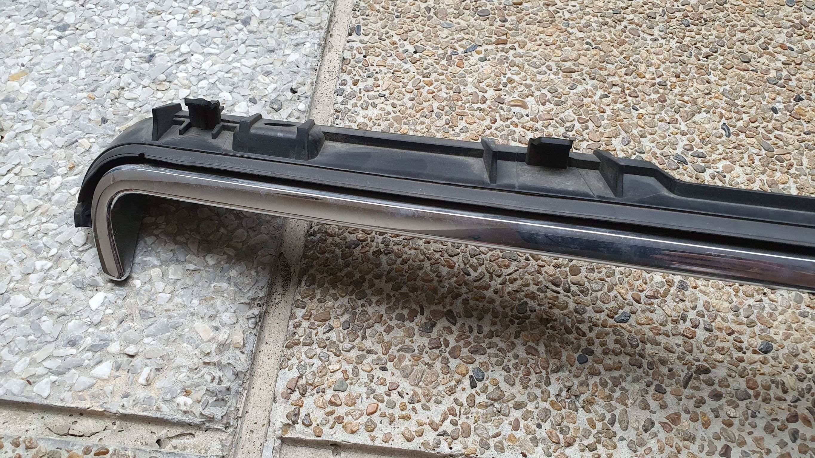 คิ้วฝากระโปรงหน้า BENZ W207