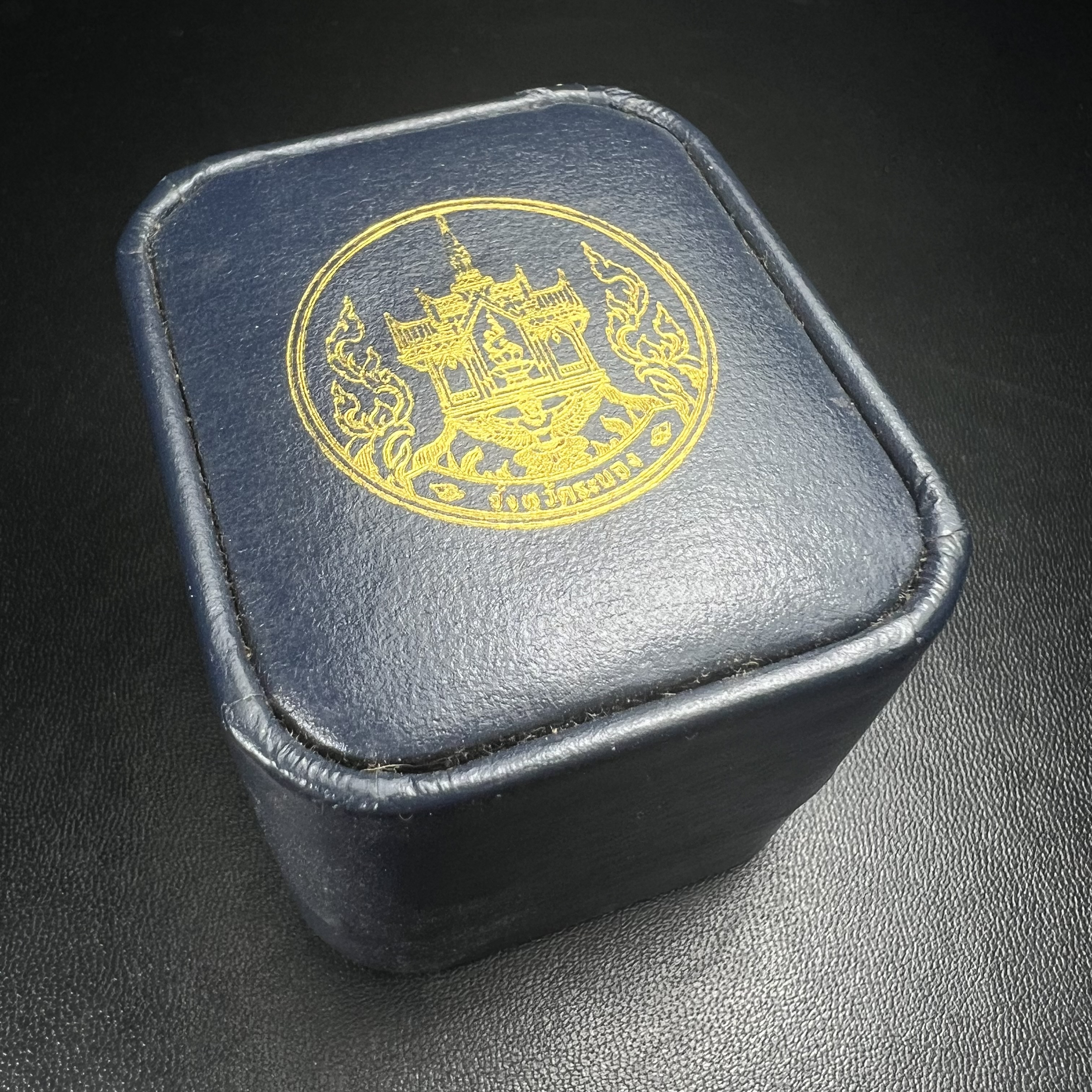 รูปหล่อลอยองค์พระโพธิสัตว์กวนอิม ทรงประทับมังกร จ.ระนอง ปี 2539 เนื้อเงิน พิมพ์ใหญ่(ผิวกลับดำทูโทนเข้มขลังสวยงามมีเสน่ห์)(สภาพผิวเดิม)(เสน่ห์พระเนื้อเงินสีสันที่ธรรมชาติสรรค์สร้าง)เฉลิมฉลองในวโรกาสที่พระบาทสมเด็จพระเจ้าอยู่หัวทรงครองสิริราชสมบัติครบ50ปี