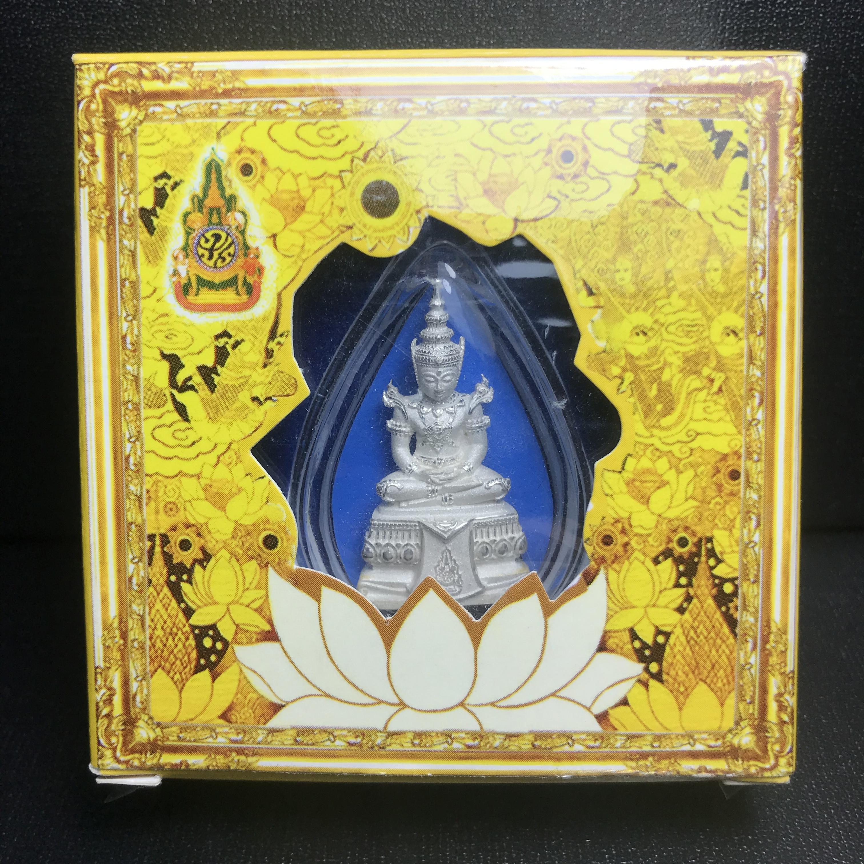 พระแก้วมรกต(จำลอง)ลอยองค์ ขนาดหน้าตัก 1/2 นิ้ว ทรงเครื่องฤดูร้อน เนื้อเงิน ตราสัญลักษณ์ฉลองสิริราชสมบัติ ครบ 60 ปี พ.ศ.2549(สภาพสวย ครบ สมบูรณ์))