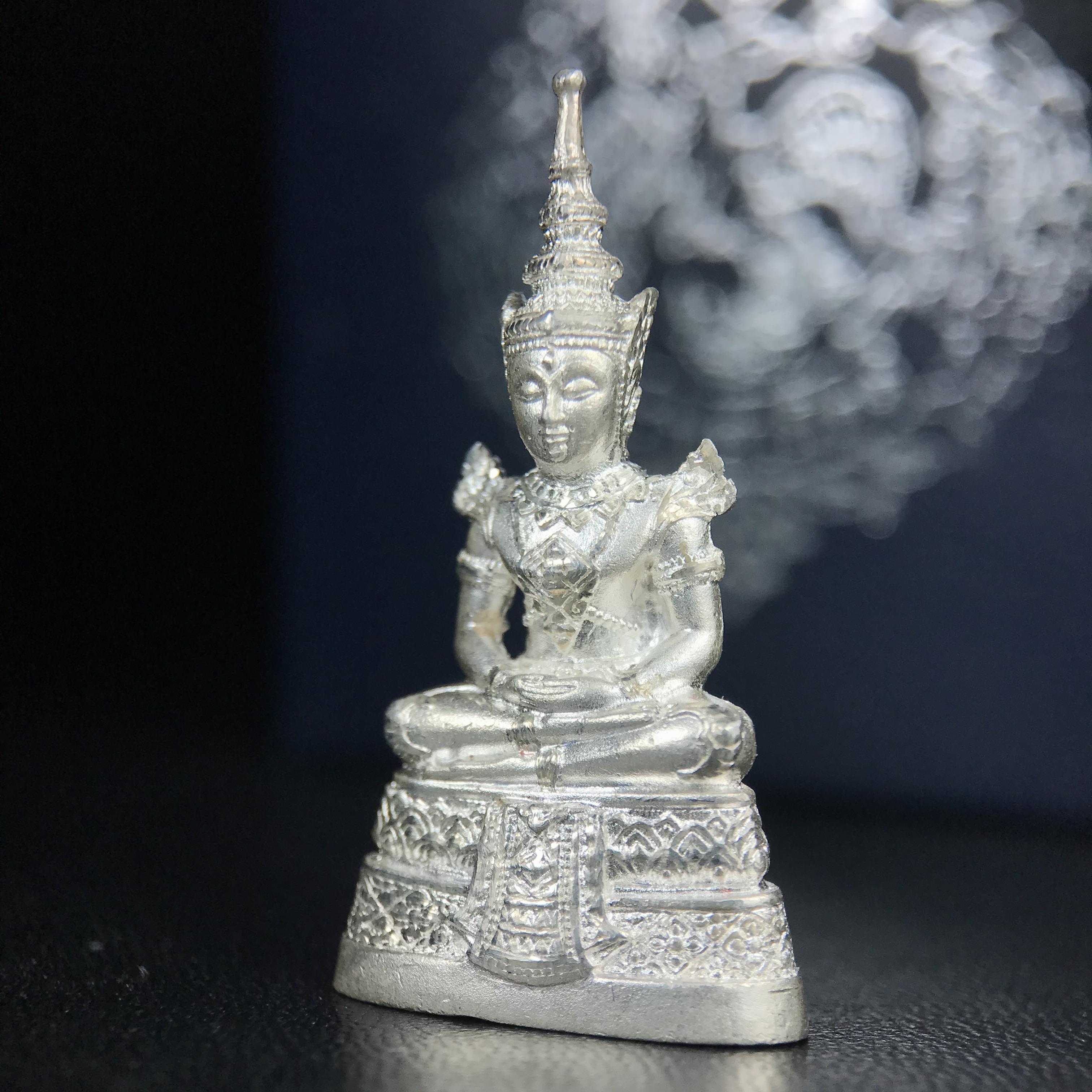 พระแก้วมรกต กรมสรรพสามิตจัดสร้างขึ้นเนื่องในโอกาสครบรอบ 64 ปีของกรมสรรพสามิต และเนื่องในวโรกาสที่พระบาทสมเด็จพระเจ้าอยู่หัวรัชกาลที่ 9 ทรงครองราชย์ครบ50ปีเมื่อ พ.ศ.2539 เนื้อเงินทรายนวลขัดเงา พร้อมกล่องบรรจุเดิมสวยครบสมบูรณ์