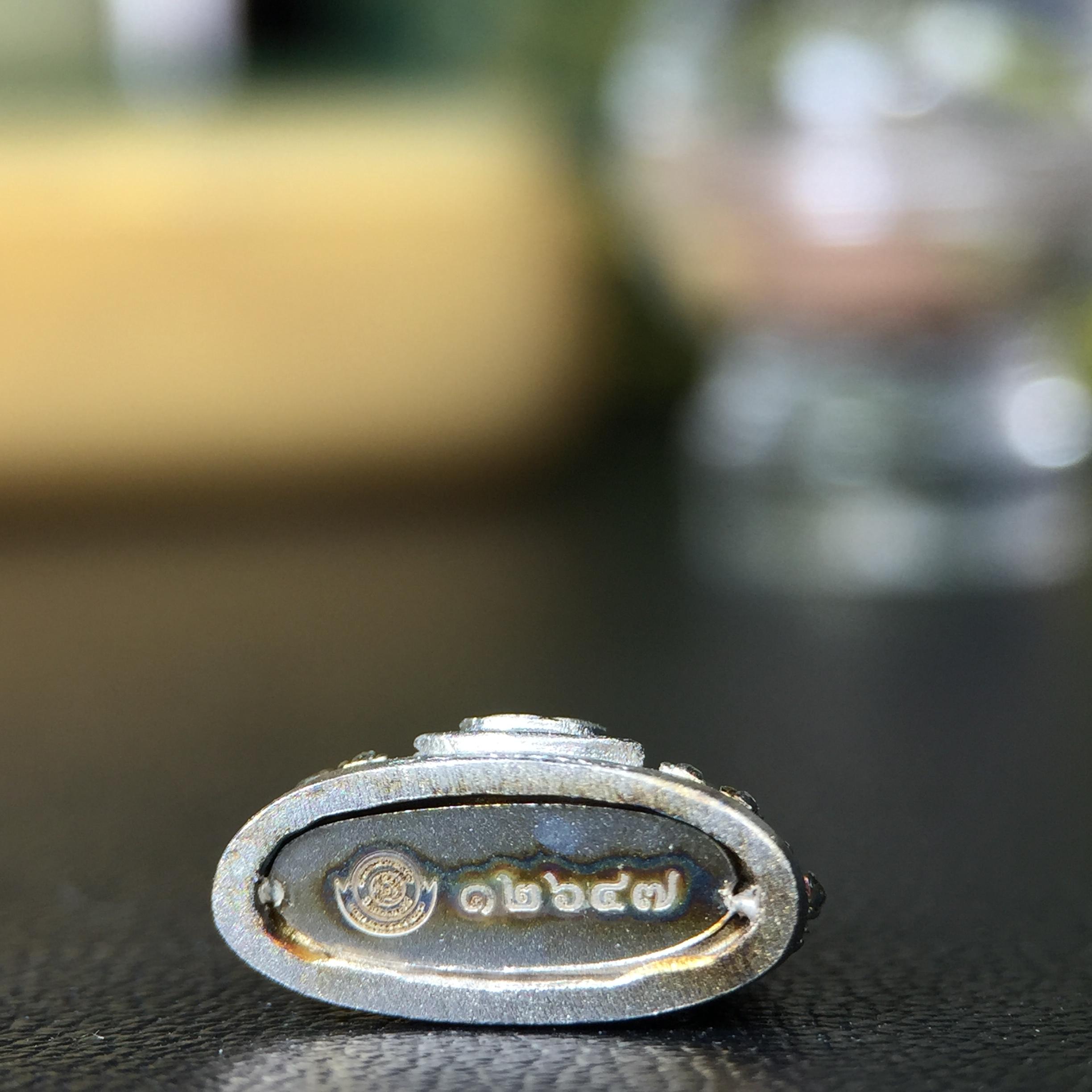 พระพุทธชินราช(จำลอง) ภปร. 84 พรรษา เนื้อเงินชุบทองคำขาว พิมพ์เล็กขนาดหน้าตัก 1/4 นิ้ว (สภาพผิวเดิมสวย ขึ้นสีรุ้งธรรมชาติ แบบนิยม)(พระราชทานมวลสาร จิตรลดาและเส้นพระเจ้า(เส้นผม))