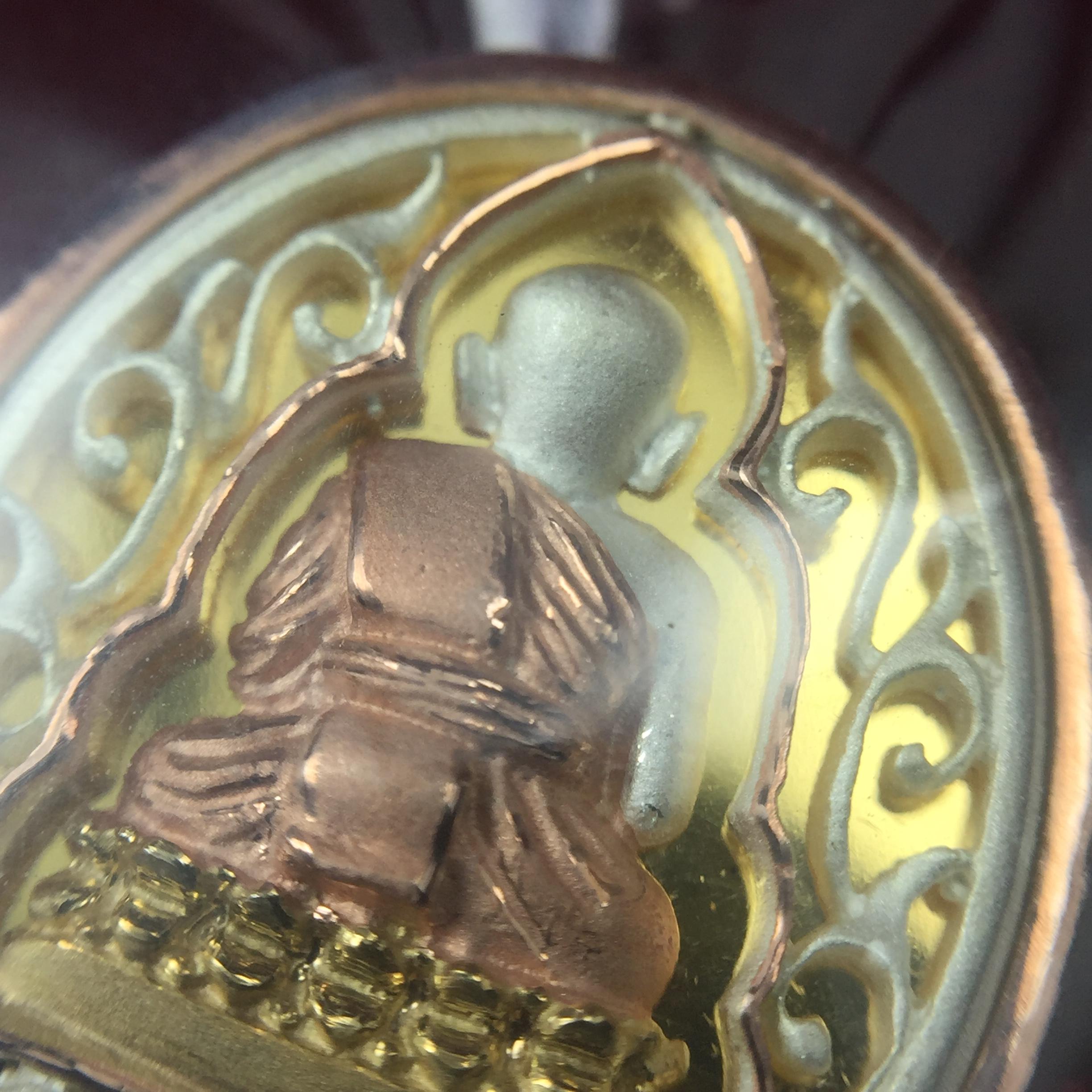 เหรียญหลวงพ่อทวด รุ่นมงคลบารมี วัดประสาทบุญญาวาส ปี 2545 เนื้อเงินสามกษัตริย์ พิมพ์ทรงรูปไข่เล็ก(ขนาด 2.0*1.8 ซม.)ฉลุลายฉากพี้นหลังสีทองสวยงาม ตอกโค๊ตมีหมายเลข พร้อมกล่องบรรจุเดิม