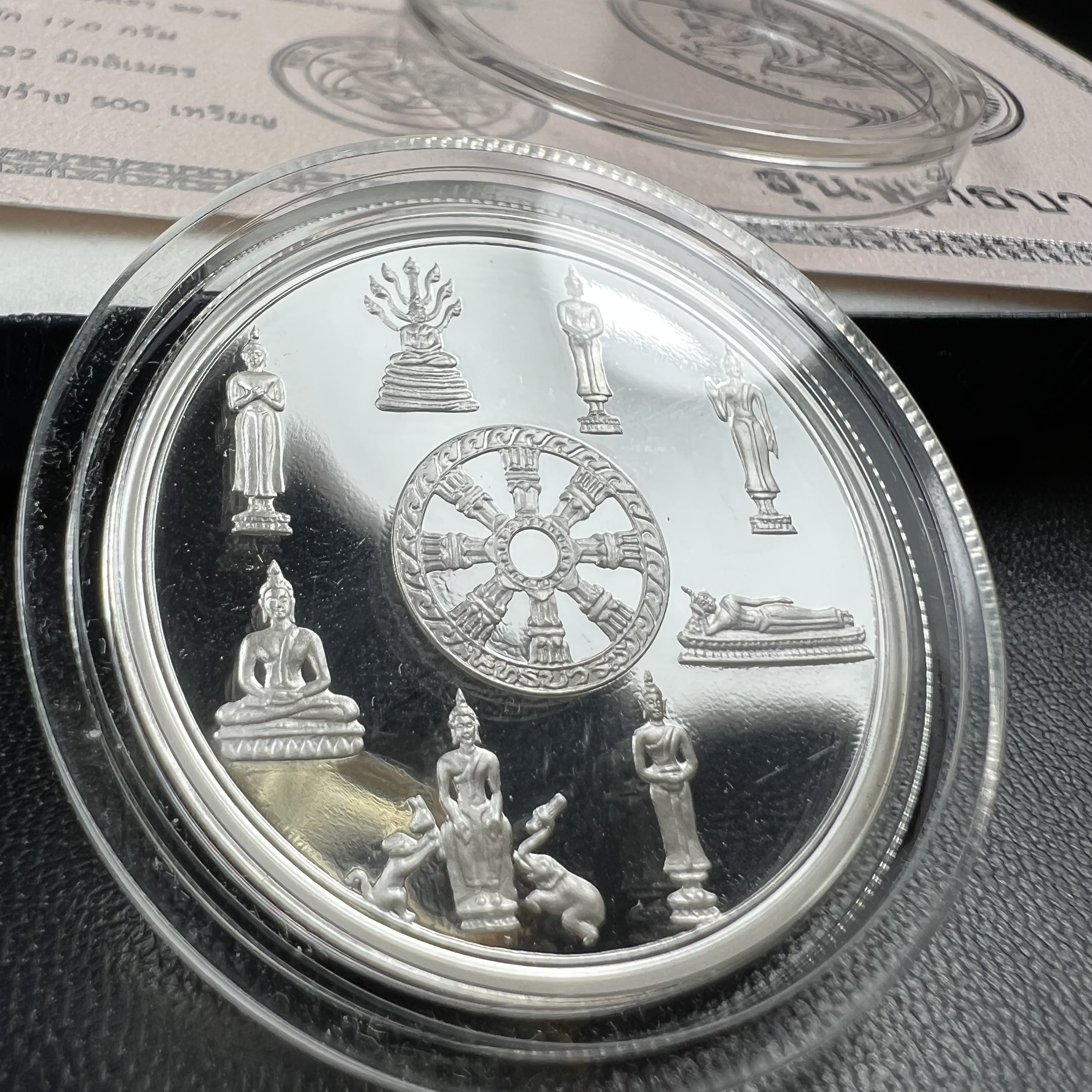 เหรียญพระแก้วมรกต พระพุทธชินราช พระพุทธโสธร รุ่นพุทธบารมี ปี 2540 เนื้อเงินขัดเงา 99.9% พร้อมกล่องและใบรับรองเดิม พิธีพุทธาภิเษก 2 พิธี มหามงคล (พระพุทธคู่บ้านคู่เมือง รูปแบบเหรียญสวยงดงามมาก พิธีใหญ่ เป็นที่นิยม)สร้างน้อยหายาก 1 ใน 500 เหรียญ