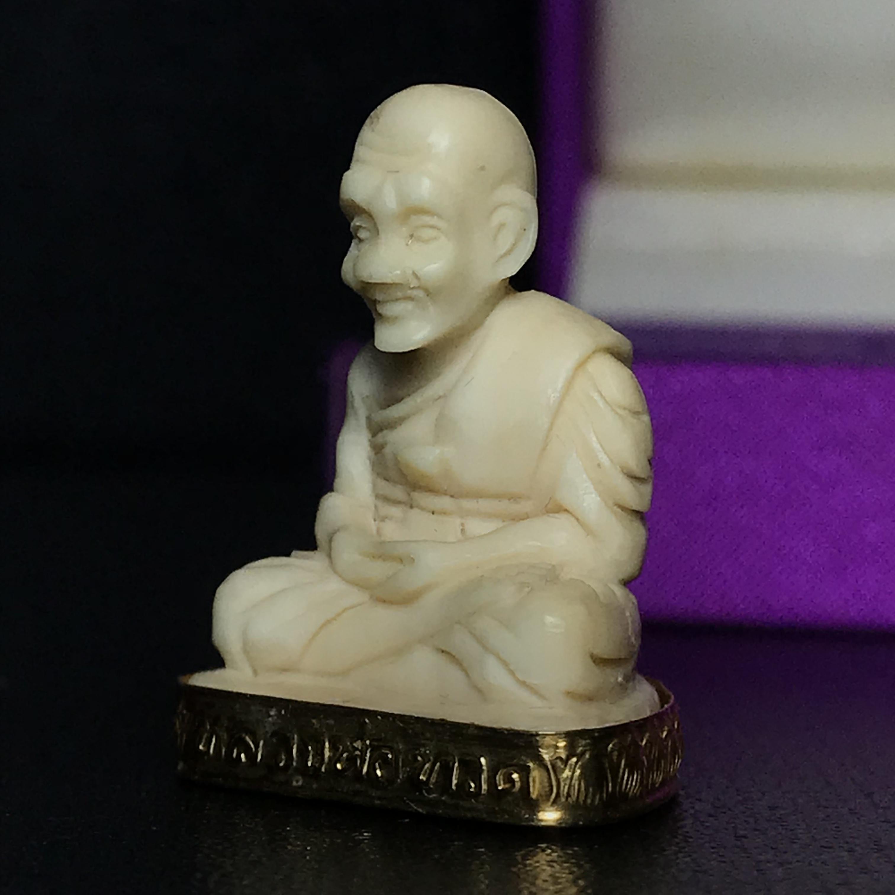 สมเด็จหลวงปู่ทวด รุ่นคชสารหมื่นปี (ศิลปาชีพ) วัดช้างให้ ปี2541(พิมพ์ลอยองค์ฐานทองคำ)