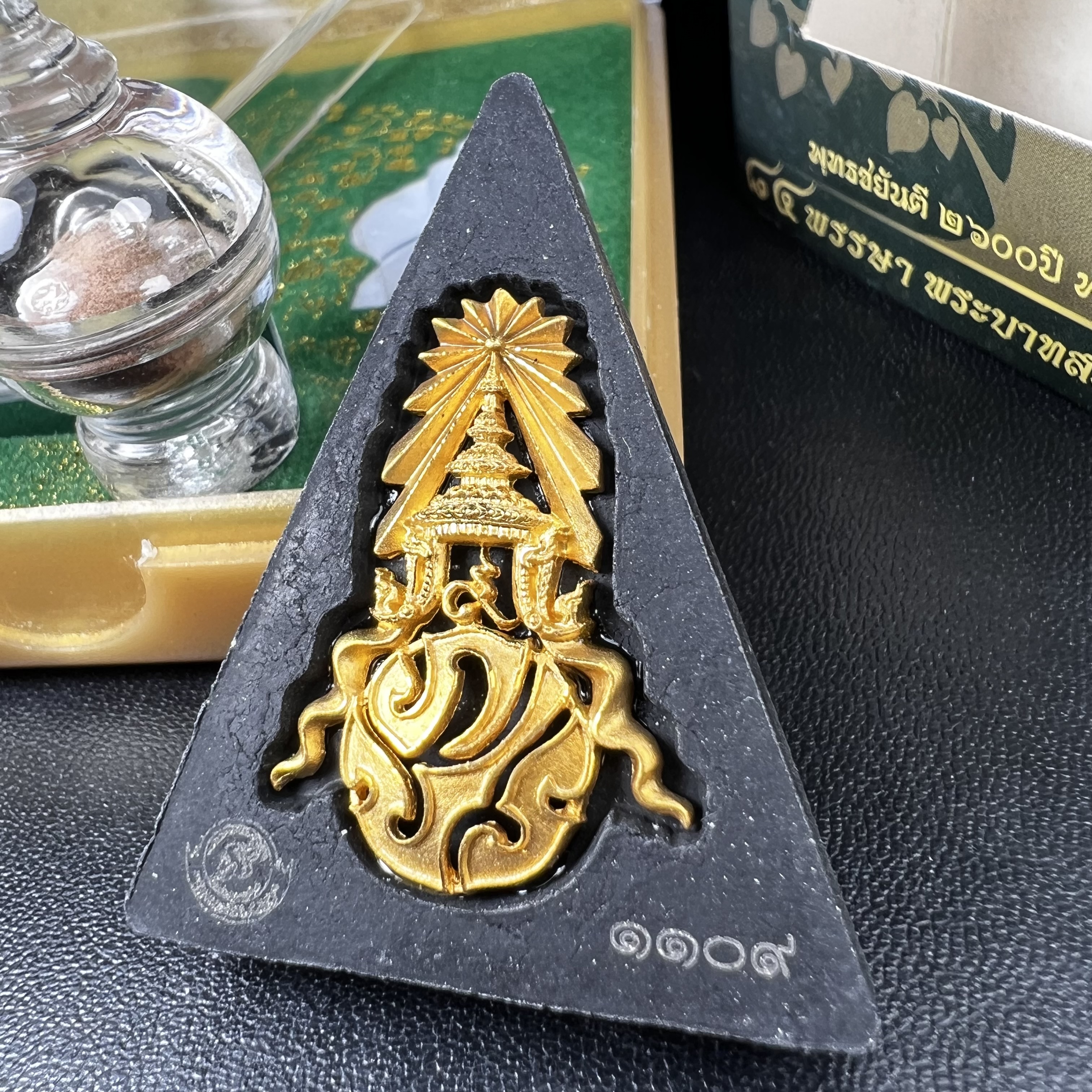 พระพุทธชินราช ภปร. 84พรรษา เนื้อผงปิดทองด้านหน้า หลัง ภ.ป.ร. เนื้อทองคำ(2.6 กรัม) (พระราชทานมวลสาร จิตรลดาและเส้นพระเจ้า(เส้นผม)ในหลวงรัชกาลที่9)พุทธศิลป์ทรงคุณค่าอีกหนึ่งรุ่นยอดนิยม(องค์หมายเลข ๑๑๐๙)1 ใน 3000 องค์ หายาก