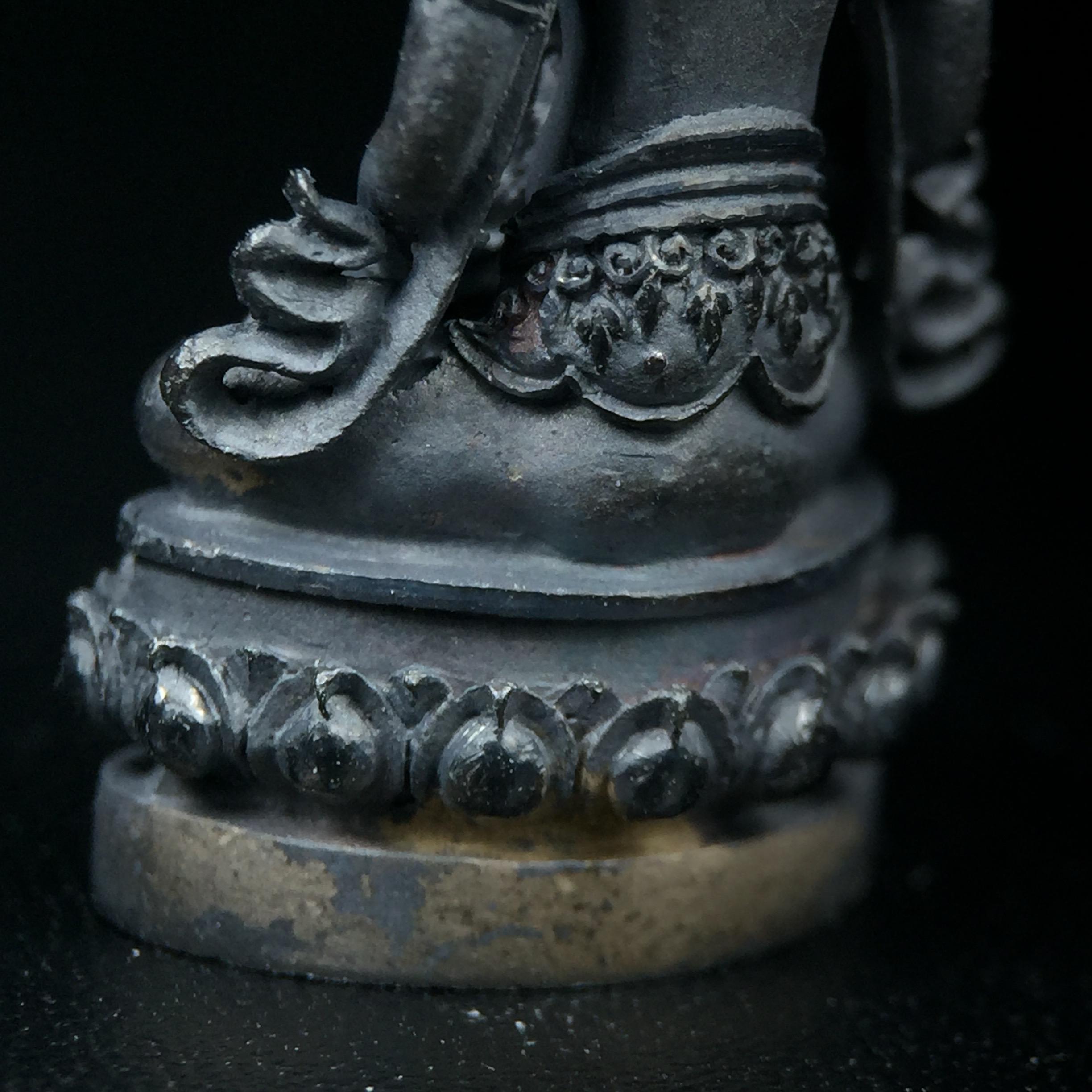 พระกริ่งอวโลกิเตศวร ( เจ้าแม่กวนอิม ) วัดโพธิ์แมนคุณาราม เนื้อเงิน พ่นทราย(ผิวเดิม กลับดำสนิทเข้มขลัง เสน่ห์ของพระเนื้อเงิน) รุ่นอุดมโภคทรัพย์ พ.ศ.2539(อีกหนึ่งรุ่นยอดนิยม พุทธศิลป์สวยงดงาม)