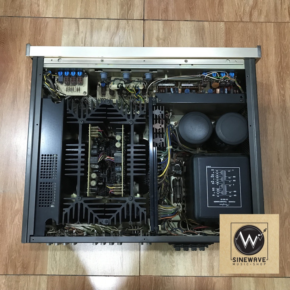 Integrated Amp ยี่ห้อ Accuphase รุ่น E-303 (Made in Japan) ไฟ 220Volts