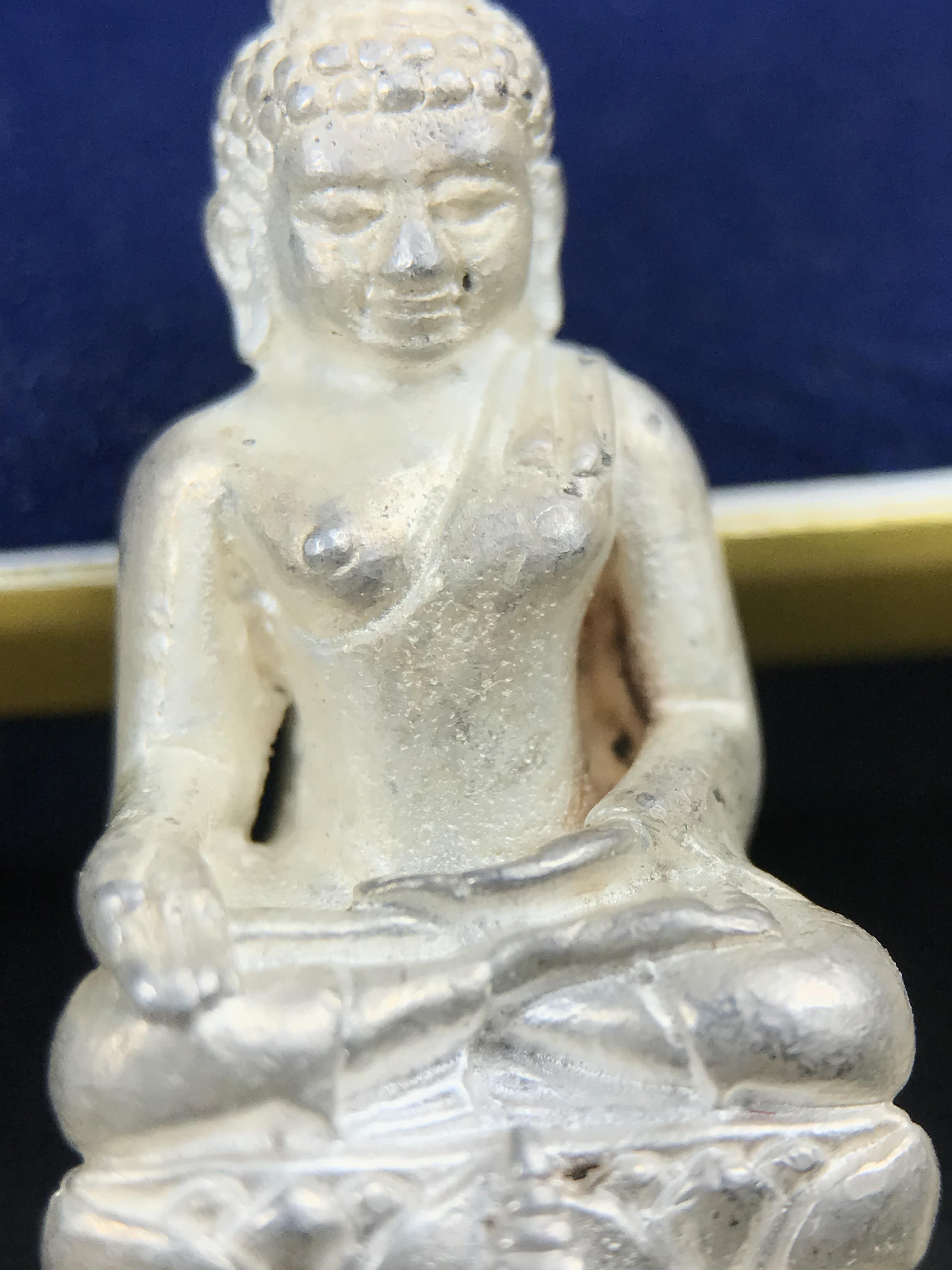 พระกริ่ง-พระชัยวัฒน์ ไพรีพินาศ ญสส.รุ่น นวฤทธิ์โภคทรัพย์ ปี 2544 อุดผงพุทธคุณ บรรจุมวลสารจิตรลดา และเส้นพระเกศาของสมเด็จพระญาณสังวร พระสังฆราชฯ พร้อมกล่องบรรจุเดิม เนื้อเงิน ก้นทองคำ(พิมพ์กรรมการ)ชุดหมายเลข ๒(1ใน 89 ชุด) หายากพบเจอน้อยมาก