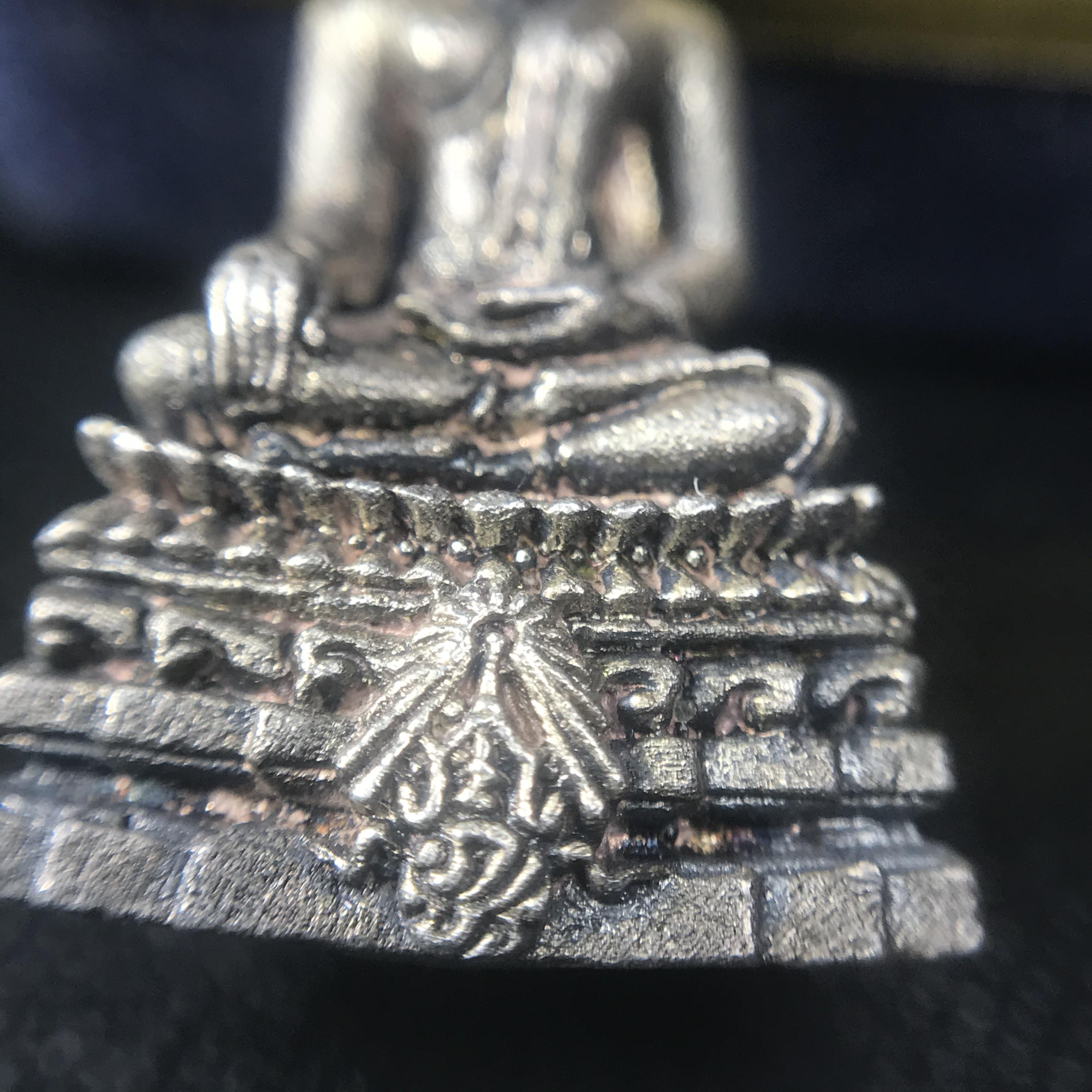 พระกริ่งพระพุทธชินสีห์ ภปร ทันโตเสฏโฐ ปี 2533 เนื้อเงิน (วัตถุมงคลหนึ่งเดียวที่บรรจุพระทนต์(ฟัน)ในหลวงรัชกาลที่9 พระราชทานให้จัดสร้าง)(1ใน1999องค์)