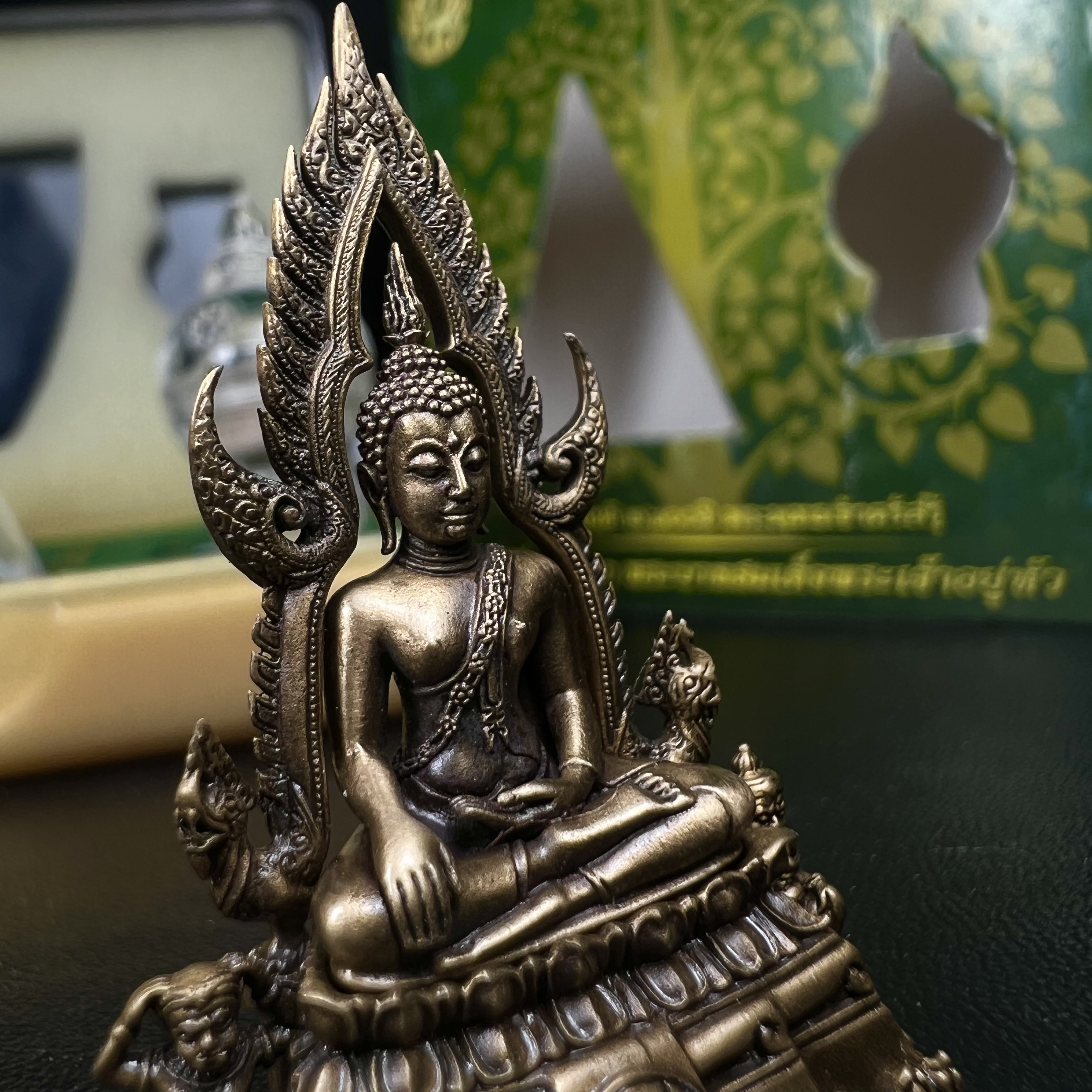 พระพุทธชินราช(จำลอง) ภปร. 84 พรรษา ปี 2554 เนื้อบรอนซ์รมดำซาติน พิมพ์กลางขนาดหน้าตัก 1/2 นิ้ว(พระราชทานมวลสาร จิตรลดาและเส้นพระเจ้า(เส้นผม)รัชกาลที่9)พุทธศิลป์ทรงคุณค่าอีกหนึ่งรุ่นยอดนิยม