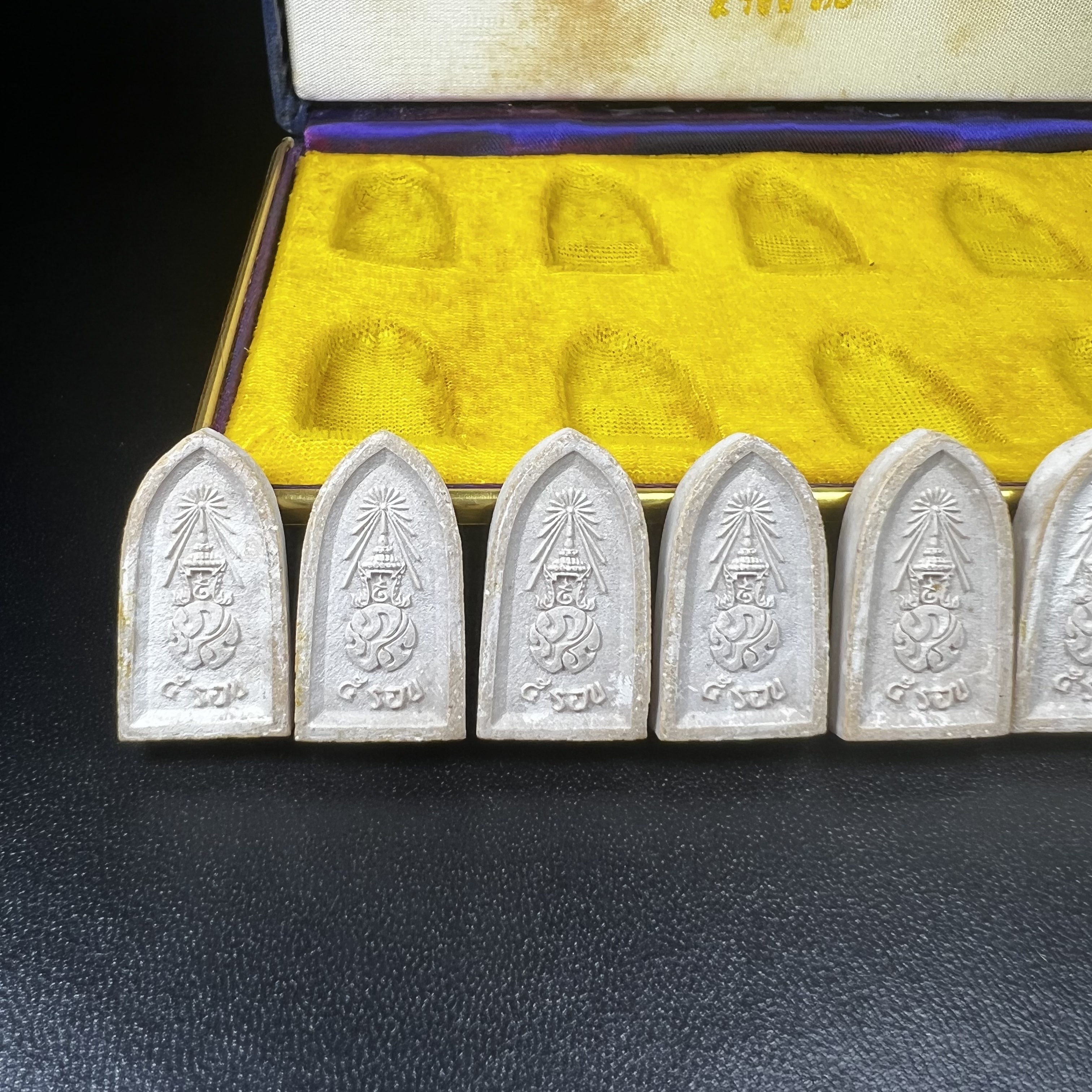 พระไพรีพินาศ ภปร. ครบ 5 รอบ ในหลวงรัชกาลที่ 9 ปี 2530(เนื้อผงพิมพ์ใหญ่) ชุดกรรมการ บรรจุจำนวน 10 องค์ ในกล่อง ตราสัญลักษณ์ ภปร.(ในหลวงรัชกาลที่9เสด็จในพิธีเจิมพระสุหร่าย)พระดี พิธีใหญ่ ประกอบพิธีพุทธาภิเษกพร้อมกับพิธีพระกริ่งปวเรศ ปี2530 วัดบวรนิเวศวิหาร