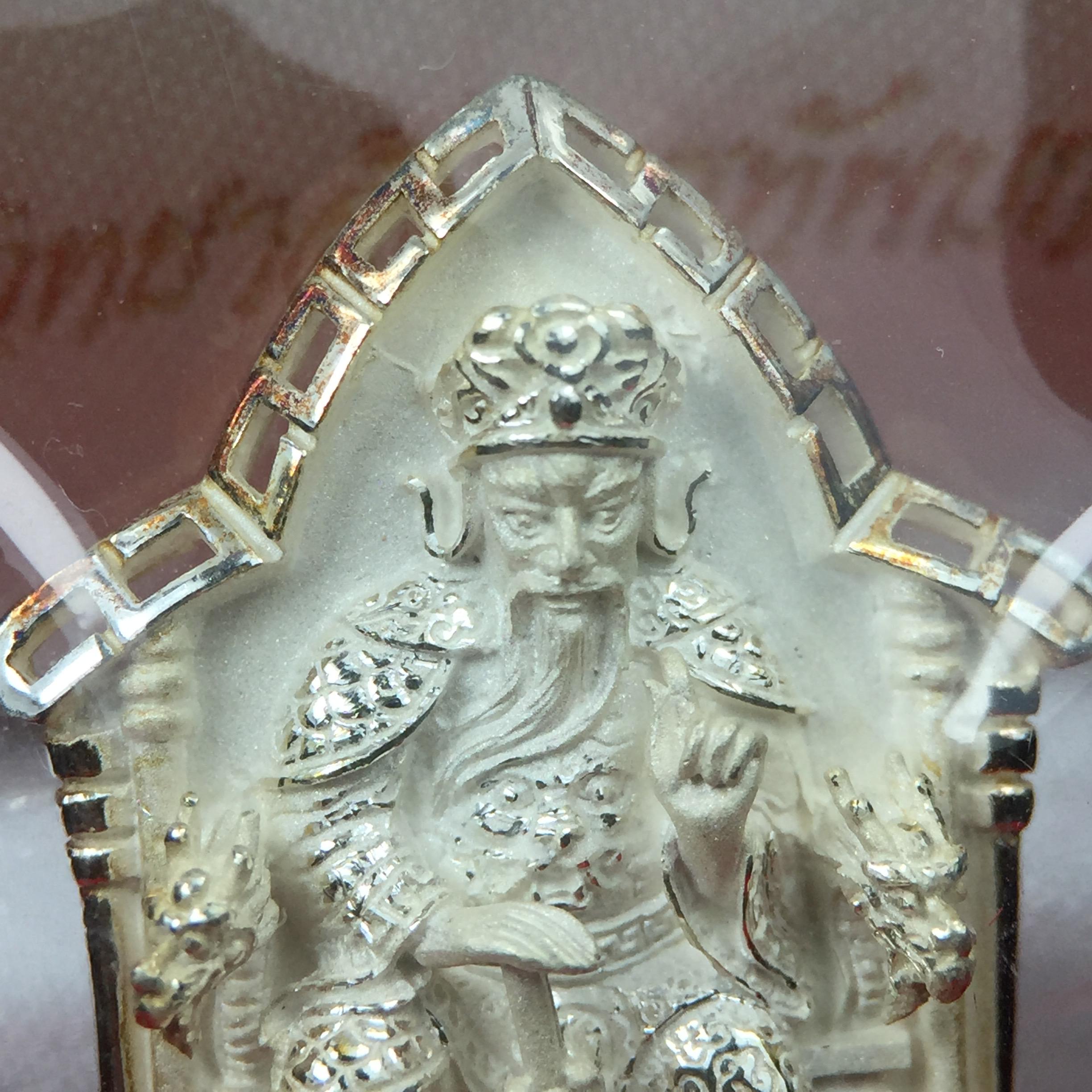 เหรียญรูปเหมือนเจ้าพ่อเสือ (ตั่วเหล่าเอี๊ย)รุ่นสองแผ่นดิน ปี 2542 หลัง ตราสัญลักษณ์ ภปร. 6รอบ 72 พรรษาในหลวงรัชกาลที่9 เสือคาบดาบ เหรียญหล่อ 3 มิติ เนื้อเงิน พิมพ์ใหญ่ ปลุกเสก ณ วัดมังกรกมลาวาส(เล่งเน่ยยี่)สภาพสวยซีนซองเดิมกล่องครบเดิม