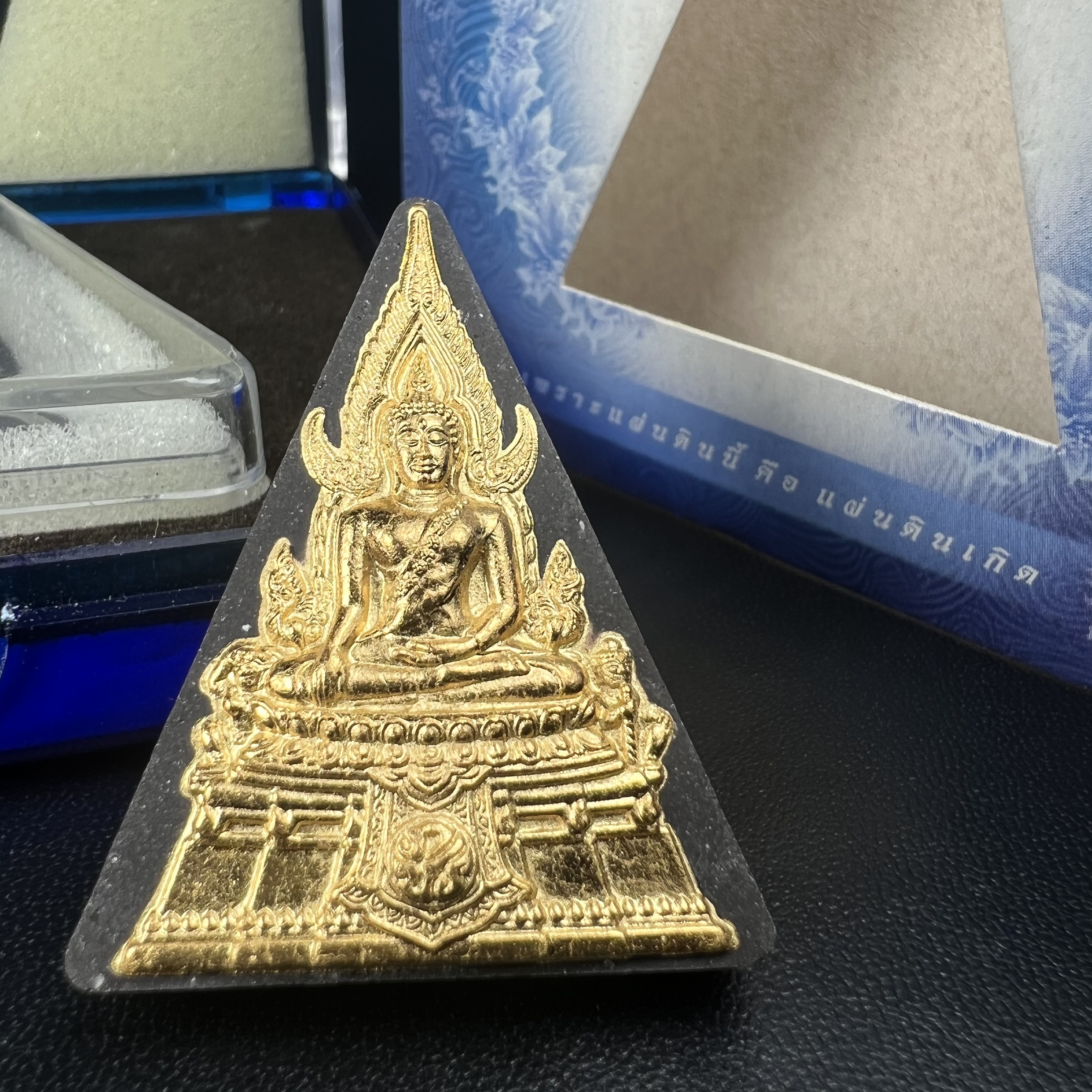 พระพุทธชินราช ภปร. โครงการ เพราะแผ่นดินนี้คือแผ่นดินเกิด ปี2551 เนื้อผง ด้านหน้าปิดทอง หลัง ภ.ป.ร. ทองคำ 80% (นน. 1.6 กรัม) (มวลสารพระราชทานเส้นพระเจ้า (เส้นผม) ของพระบาทสมเด็จพระเจ้าอยู่หัวรัชกาลที่9)(หายาก) 1 ใน 5000 องค์