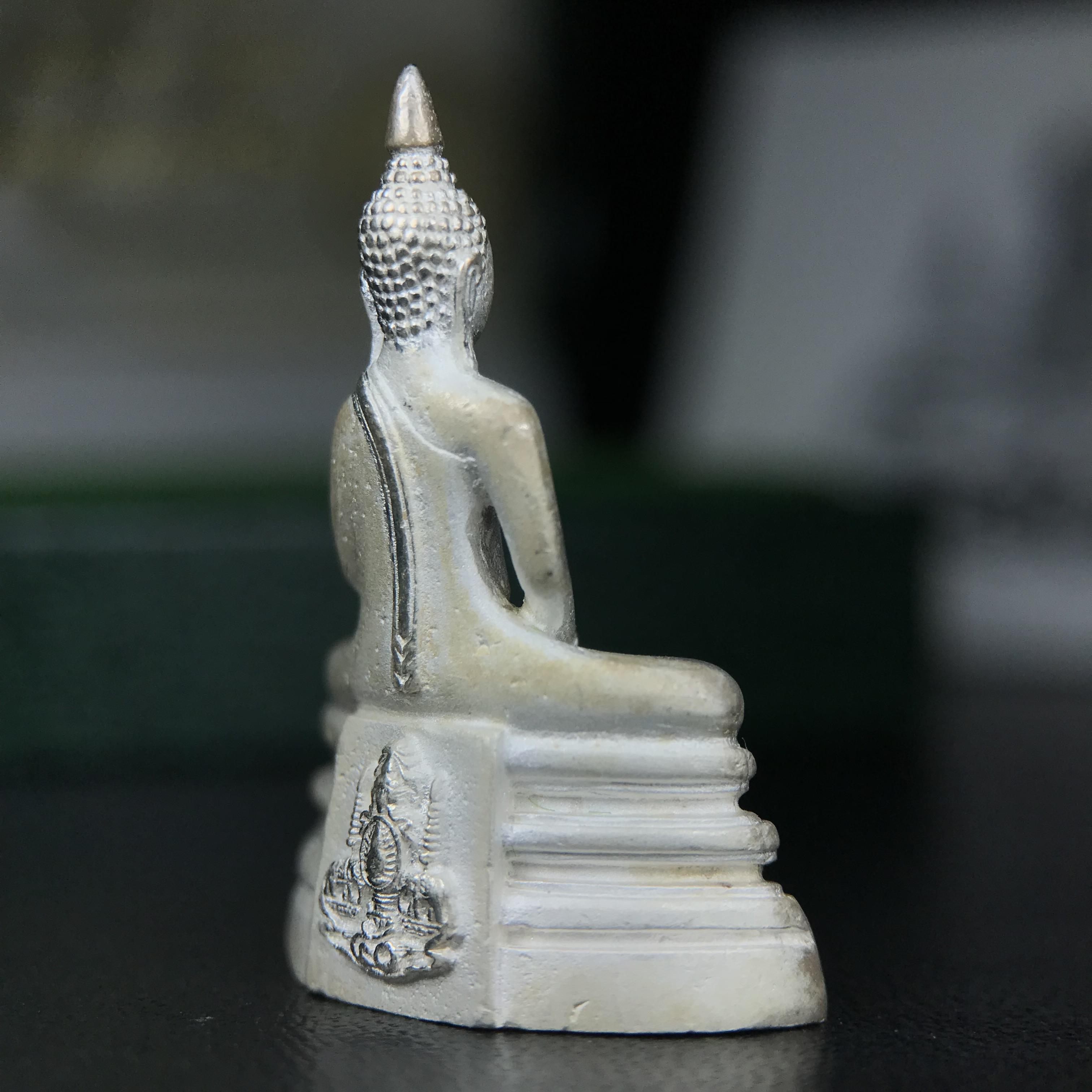 พระพุทธโสธร ภปร. รุ่นย้อนยุค สร้างพระอุโบสถ สมาคมชาวฉะเชิงเทรา จัดสร้าง ปี 2539 วโรกาสครองสิริราชสมบัติครบ 50 ปี เนื้อเงินทรายนวลขัดเงาบางส่วน พร้อมกล่องบรรจุและใบรับรองเดิม