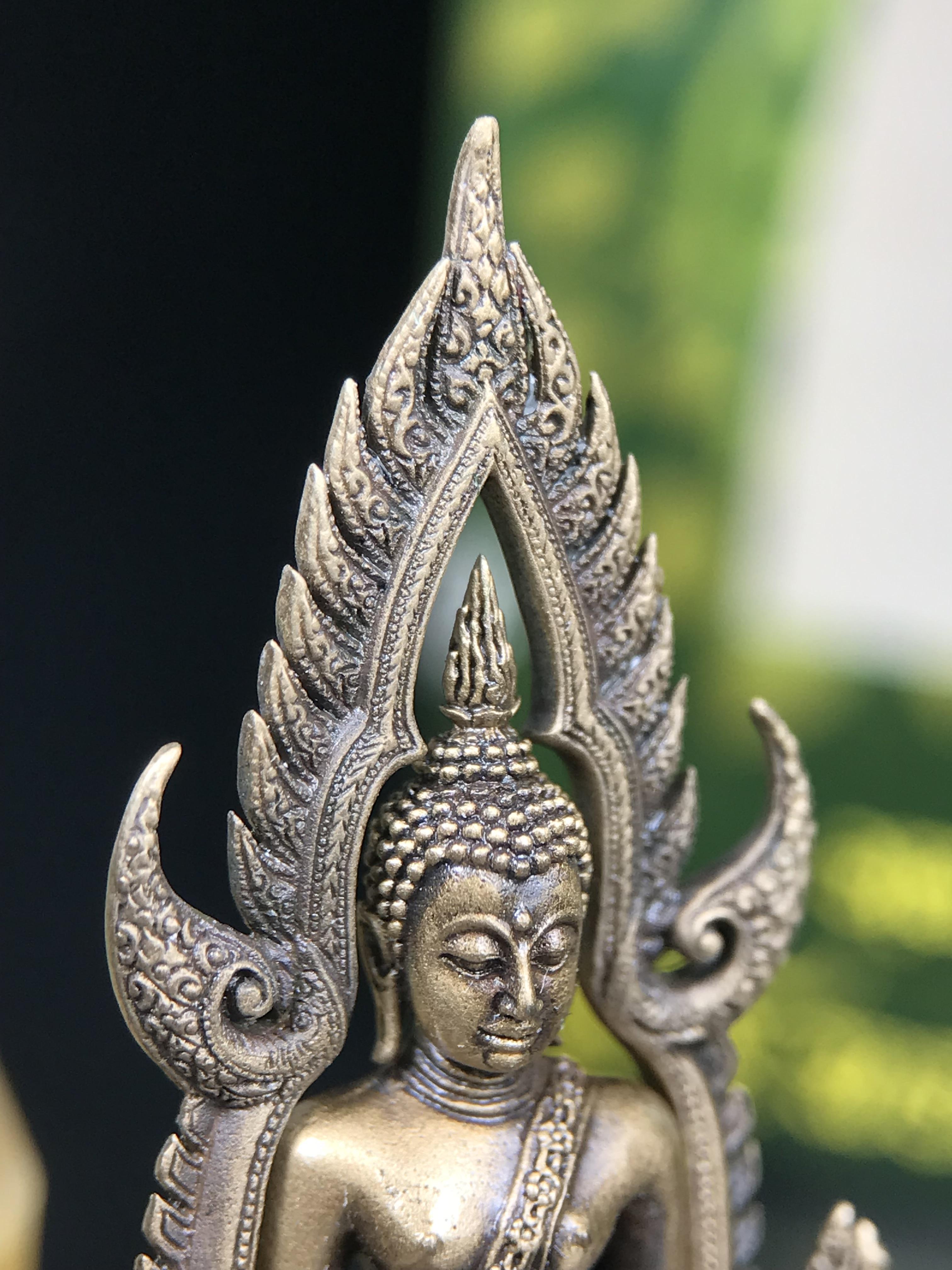 พระพุทธชินราช ภปร. 84 พรรษาในหลวงรัชกาลที่ 9 ปี 2554 พิมพ์กลางขนาดหน้าตัก 1/2 นิ้ว(สูง 3.8 ซม.) เนื้อบรอนซ์รมดำซาติน(สภาพผิวเดิมสวย) (พระราชทานมวลสาร จิตรลดาและเส้นพระเจ้า(เส้นผม)รัชกาลที่9)พุทธศิลป์ทรงคุณค่าอีกหนึ่งรุ่นยอดนิยม(องค์หมายเลข ๑๙๘๑)