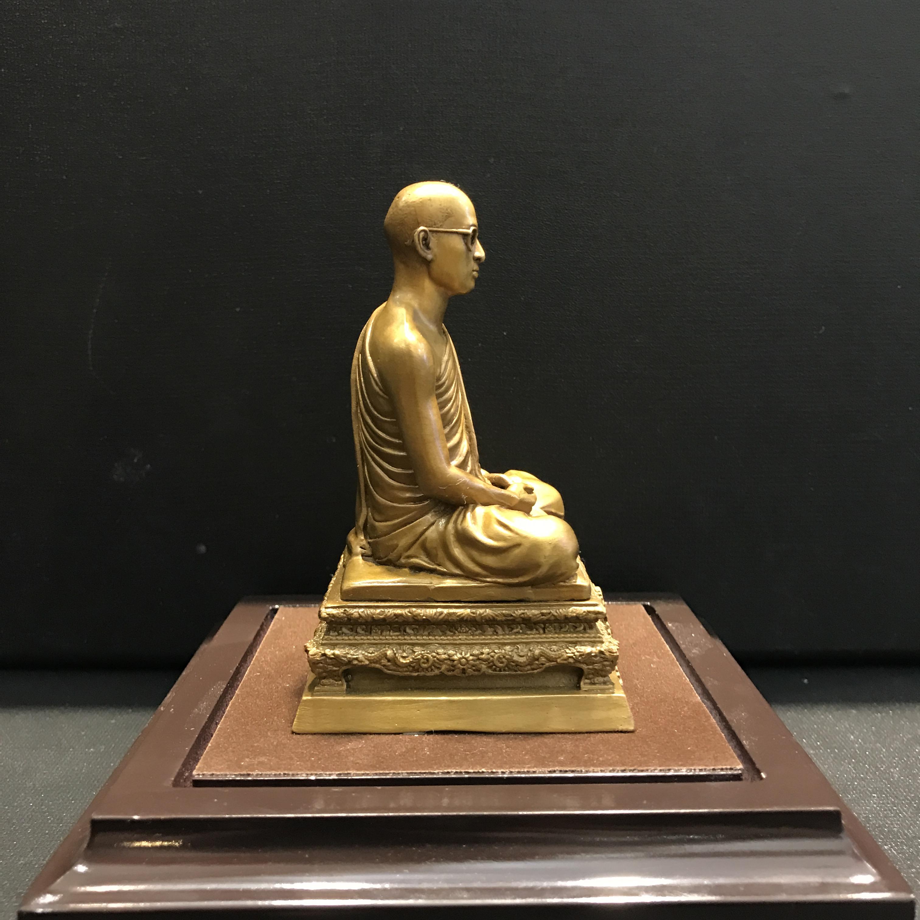 พระบรมรูปพระบาทสมเด็จพระเจ้าอยู่หัวทรงผนวช กำลังแผ่นดิน ปี2554