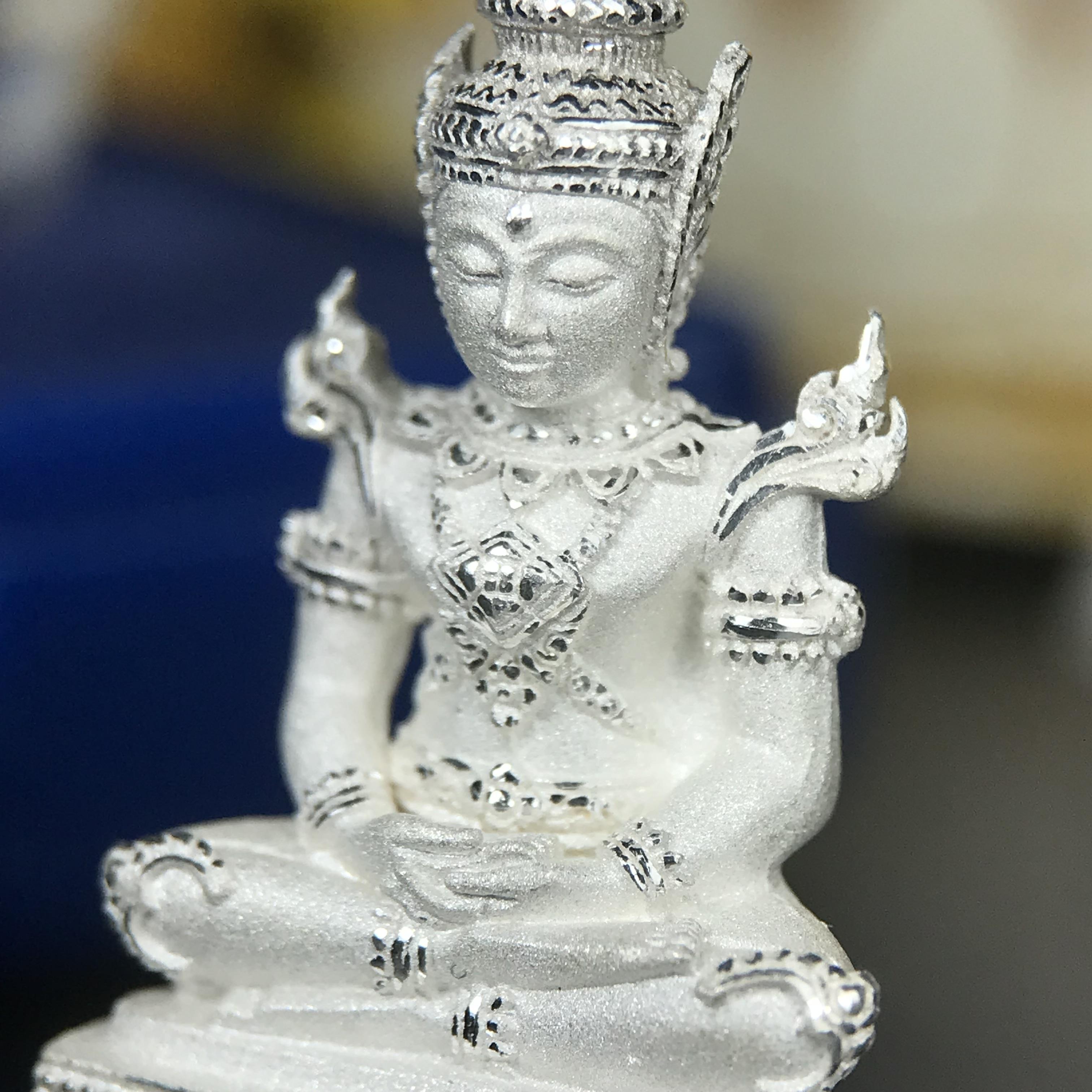 พระแก้วมรกต ทรงเครื่องฤดูร้อน พระราชทานประดิษฐานตราสัญลักษณ์ฉลองสิริราชสมบัติ ครบ 60 ปี ในหลวงรัชกาลที่ 9 พ.ศ.2549 เนื้อเงินลอยองค์พิมพ์ใหญ่ สูง 3.6 ซม. ขนาดหน้าตัก 1/2 นิ้ว (พิธีใหญ่มหาพุทธาภิเษก ณ พระอุโบสถวัดพระแก้ว เกจิอาจารย์ ทั่วประเทศ 108 รูป )