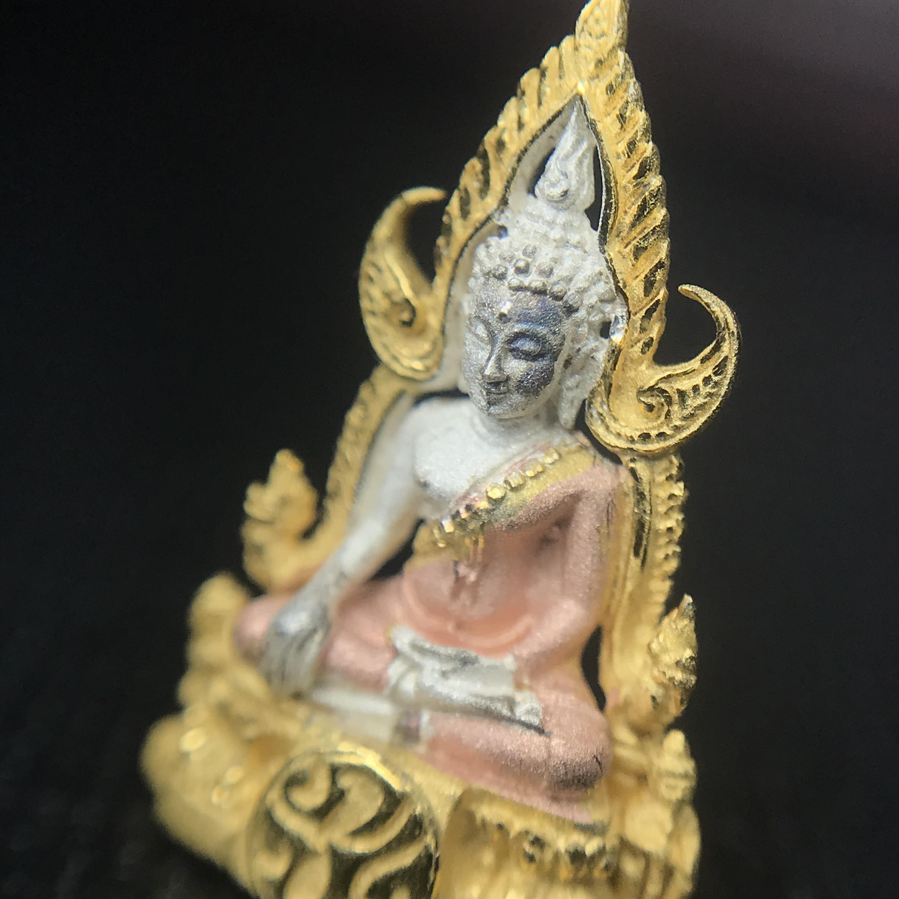 พระพุทธชินราช ภปร. โครงการ "เพราะแผ่นดินนี้ คือ แผ่นดินเกิด" ปี2548(รุ่นแรก) ลอยองค์ หน้าตัก 1/4 นิ้ว เนื้อเงินสามกษัตริย์(สภาพคัดสวย กล่องบรรจุเดิมครบ)