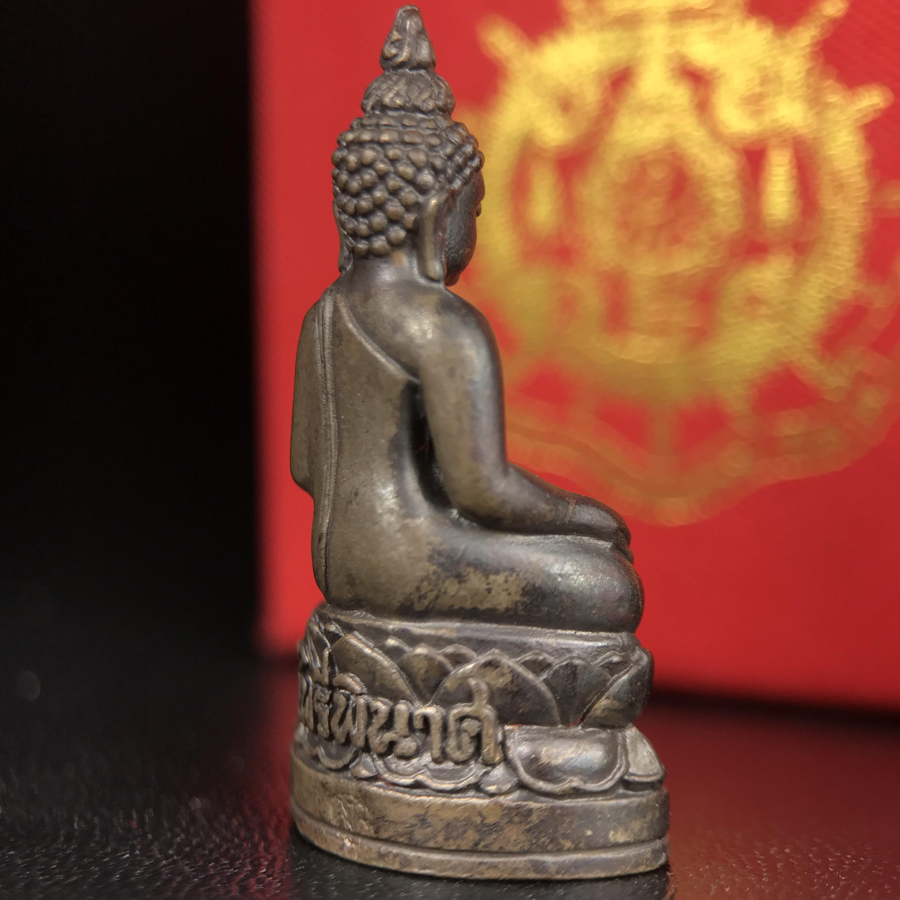 พระกริ่งไพรีพินาศ บรรจุเหล็กไหล ครั้งแรกและครั้งเดียวในประวัติศาสตร์ เฉลิมพระเกียรติ พระบาทสมเด็จพระเจ้าอยู่หัวรัชกาลที่9 พระชนมพรรษา 6 รอบ ปี2542 เนื้อนวโลหะผสมทองคำ(บรรจุเหล็กไหล)ดีนอก-ดีใน พิธีใหญ่ มวลสารเด่น (หายาก)