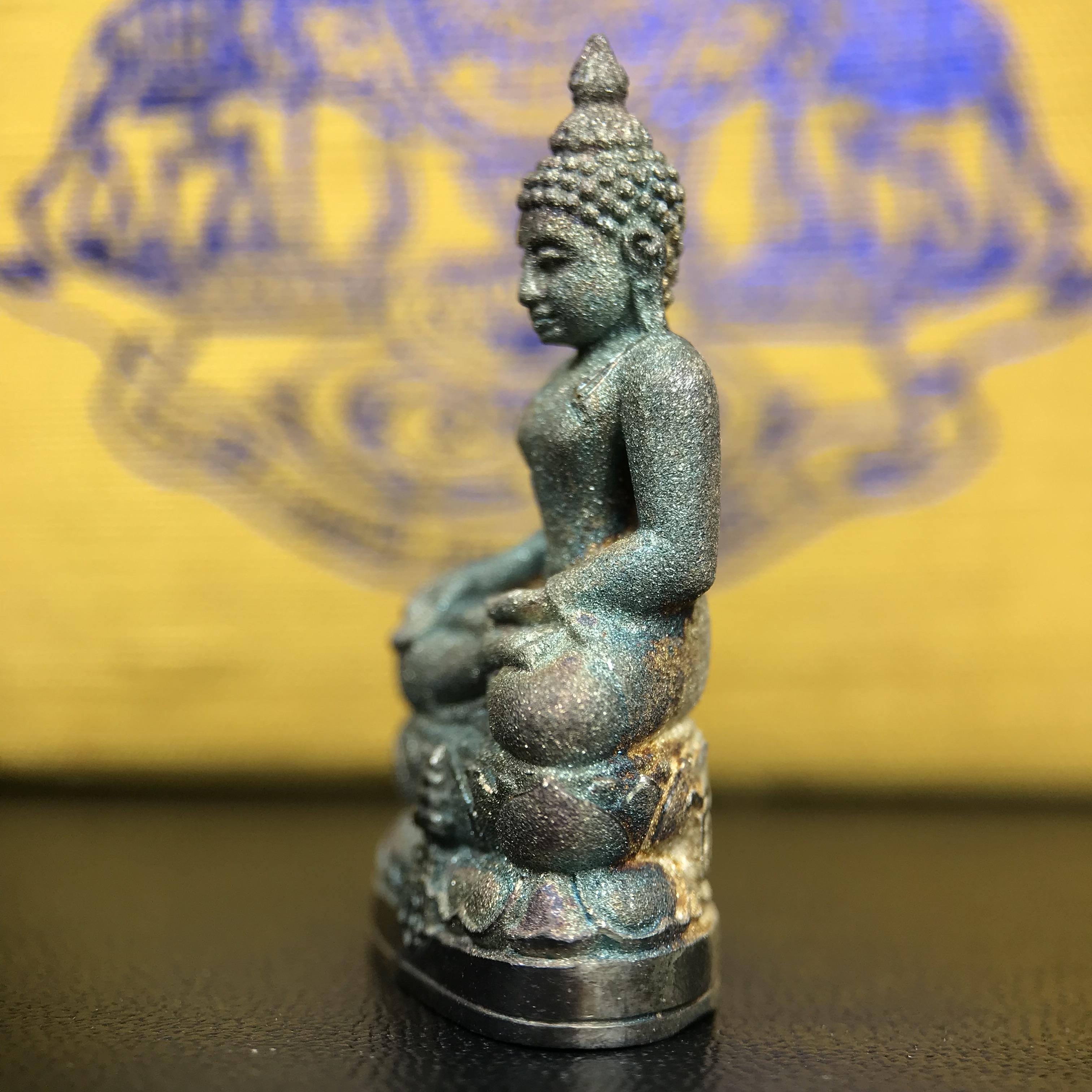 พระกริ่งไพรีพินาศ ญสส. ชุดกาญจนาภิเษกครองราชย์ 50 ปี พุทธศักราช 2538 วัดบวรนิเวศวิหาร เนื้อเงิน(ผิวเดิมขึ้นสีรุ้งขียวมรกตเข้มขลังงดงามธรรมชาติสร้างสรรค์) สภาพสวยเดิมพร้อมกล่องบรรจุเดิมผ้าไหมสีเหลืองตรากาญจนาภิเษก ตอกโค๊ดหมายเลขกำกับ ๕๐๐๑(1 ใน 8425 องค์)