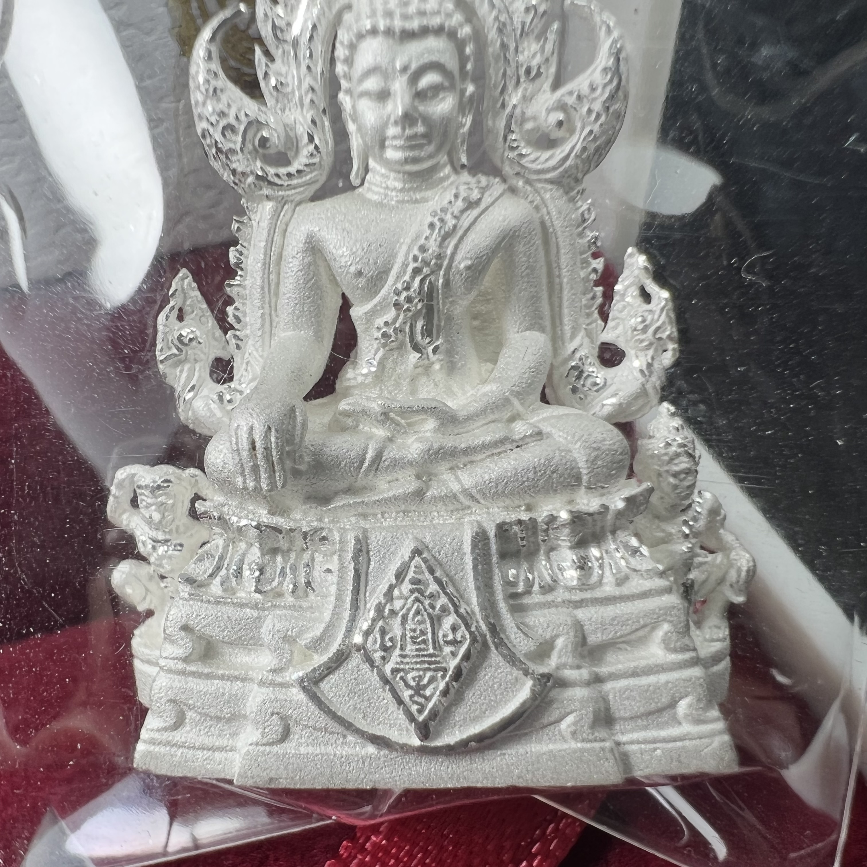 พระพุทธชินราช รุ่น ประวัติศาสตร์ มูลนิธิเพื่อตำรวจไทยจัดสร้าง ปี 2562 เนื้อเงินขัดเงา พิมพ์พระพุทธชินราช ลอยองค์ แบบจิวเวอร์รี่(ขนาดสูง 3.5 ซม.) (สภาพ สวย ซีนซองเดิม กล่องบบรรจุเดิมครบสมบูรณ์)