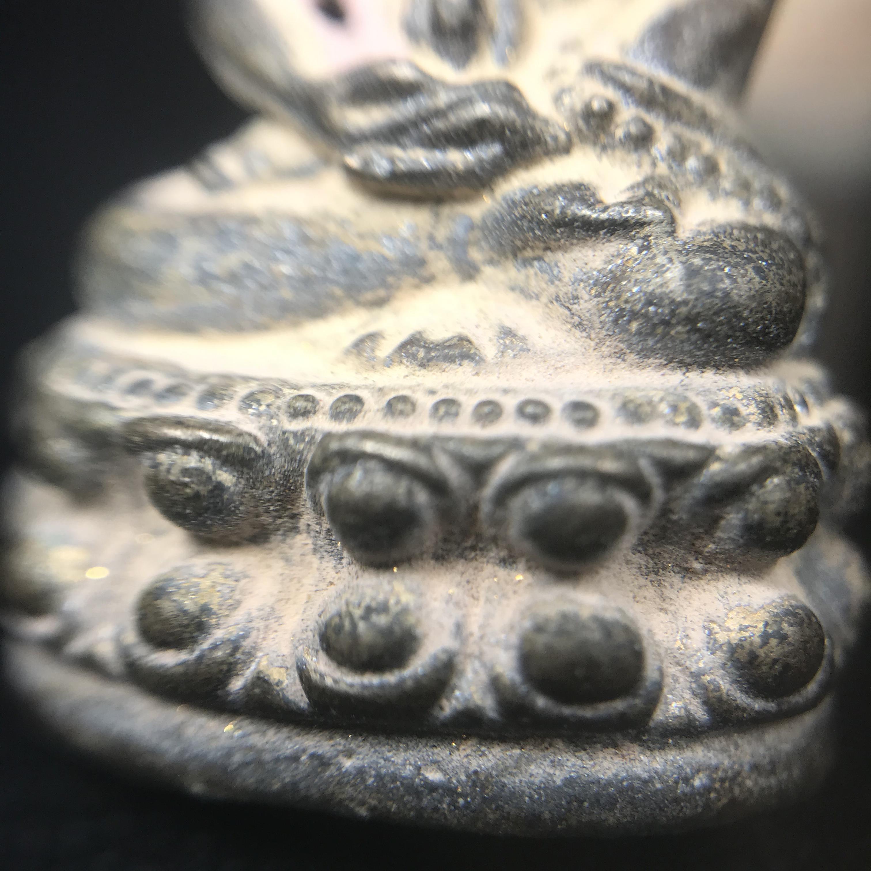 พระกริ่งชินบัญชรฉลองพระชันษา 100 ปี สมเด็จพระญาณสังวร วัดบวรนิเวศวิหาร ปี 2556 เนื้อนวโลหะผสมทองคำก้นอุดผงพรายกุมาร หลวงปู่ทิม พิธีใหญ่ มวลสารเด่น นิยม(1 ใน 599 องค์)หายาก