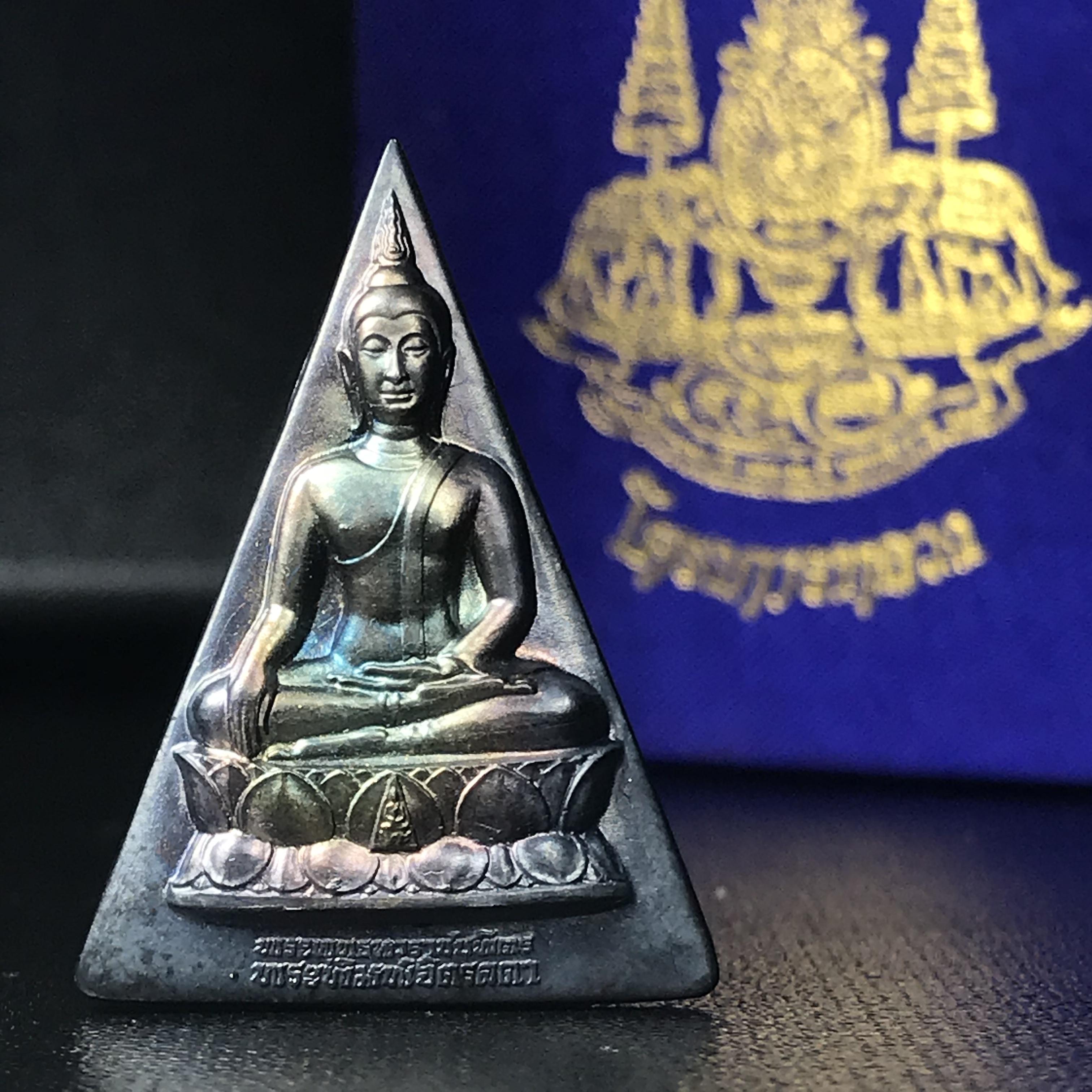 พระพุทธนวราชบพิตร พระพิมพ์จิตรลดา โครงการหลวง ปี2539 พิมพ์ใหญ่ เนื้อเงิน(ผิวเดิมขึ้นสีรุ่ง สวย แบบนิยม)พร้อมกล่องบรรจุเดิม