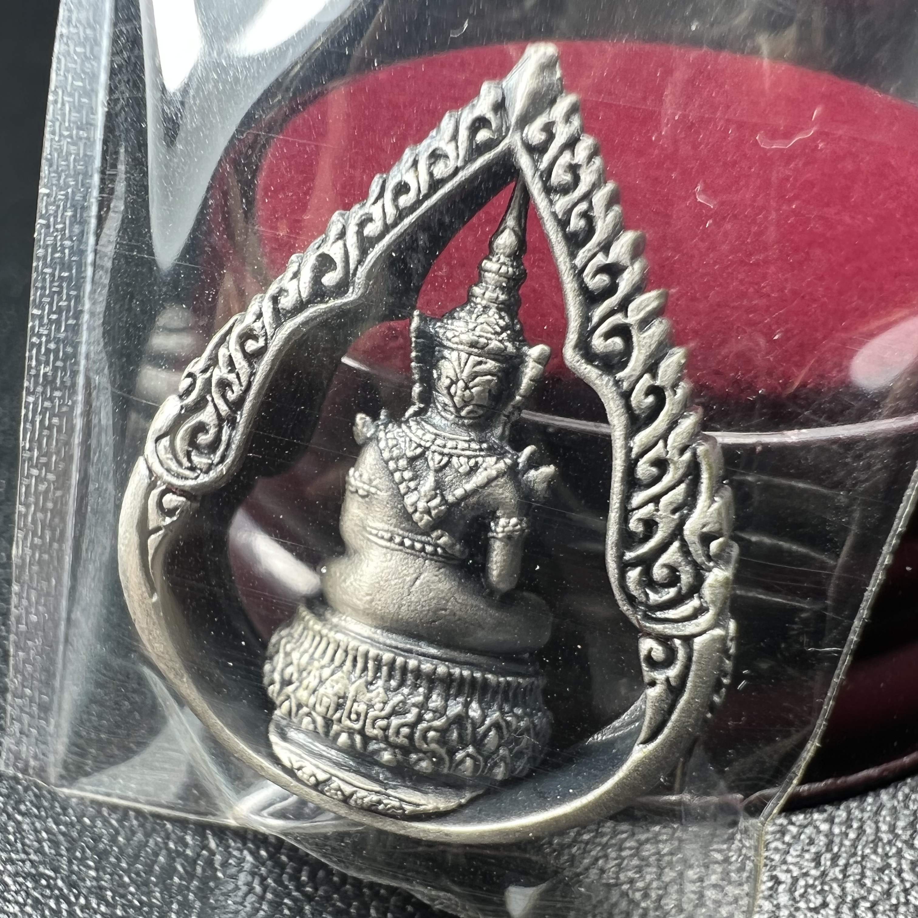 พระแก้วมรกต ภปร.(รุ่นแรก) ปี2545 รุ่นฉลองกรุงรัตนโกสินทร์ครบ 220 ปี พิมพ์ลอยองค์ทรงหยดน้ำ เนื้ออัลปาก้า ชุบเงินลงดำ ขนาด 18*27 มม. พร้อมครอบตั้งโชว์เดิม องค์พระซีนซองเดิม สวยครบสมบูรณ์