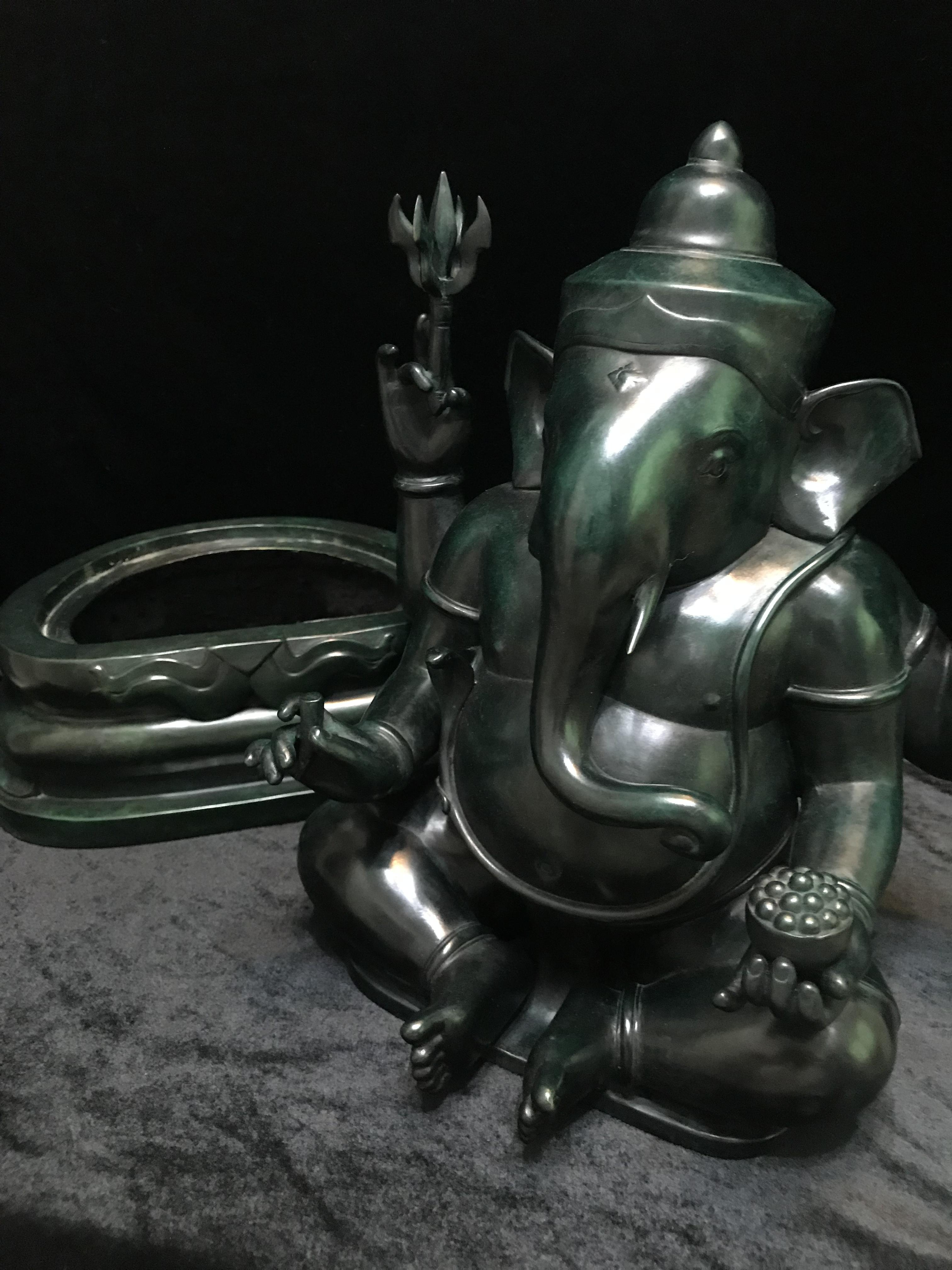 พระพิฆเนศวร์ 65 ปี คณะจิตรกรรม มหาวิทยาลัยศิลปากร ปี2551 ลอยองค์เนื้อสำริดขนาดหน้าตัก 9 นิ้ว(เนื้อสำริดเขียวพลาติน่า)