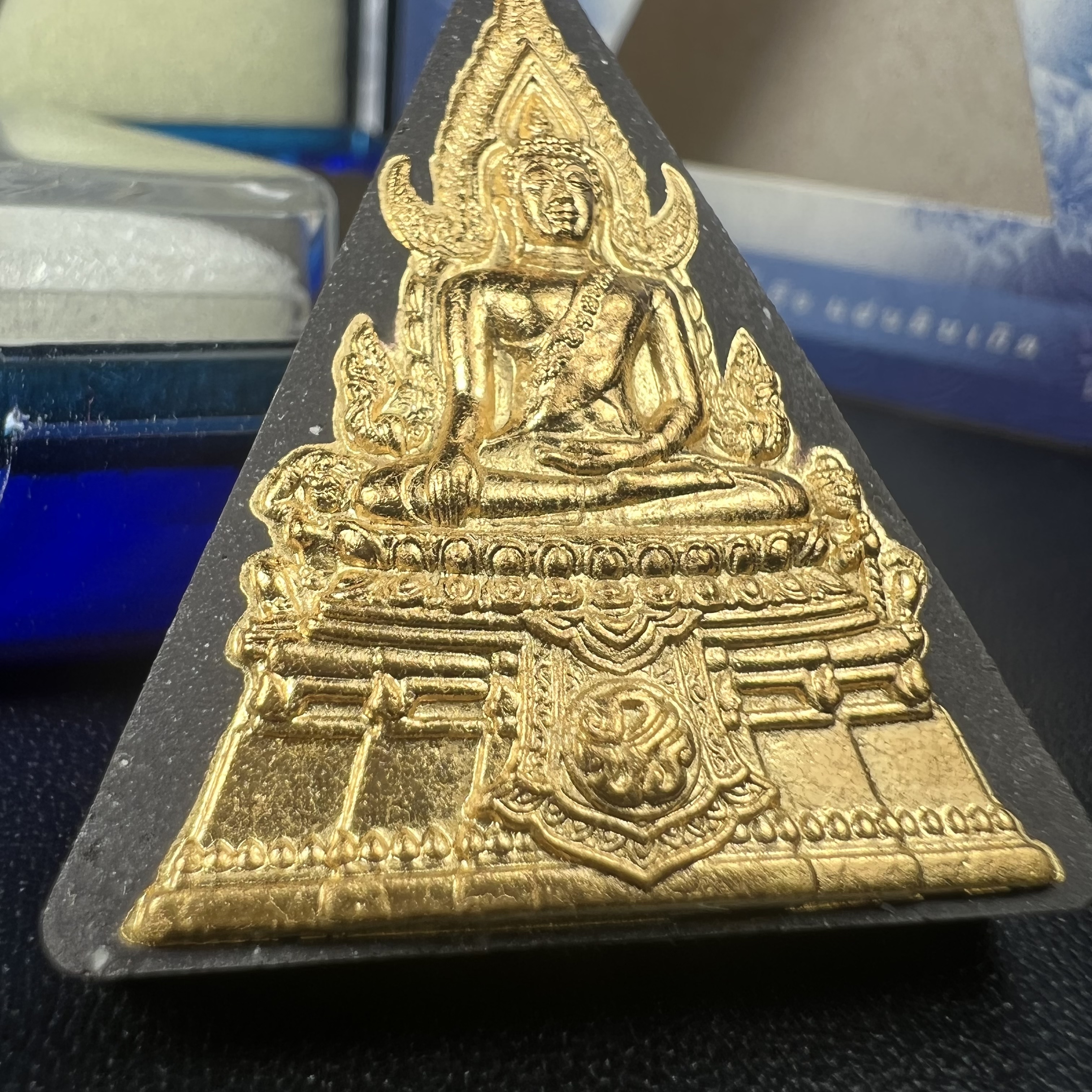 พระพุทธชินราช ภปร. โครงการ เพราะแผ่นดินนี้คือแผ่นดินเกิด ปี2551 เนื้อผง ด้านหน้าปิดทอง หลัง ภ.ป.ร. ทองคำ 80% (นน. 1.6 กรัม) (มวลสารพระราชทานเส้นพระเจ้า (เส้นผม) ของพระบาทสมเด็จพระเจ้าอยู่หัวรัชกาลที่9)(หายาก) 1 ใน 5000 องค์