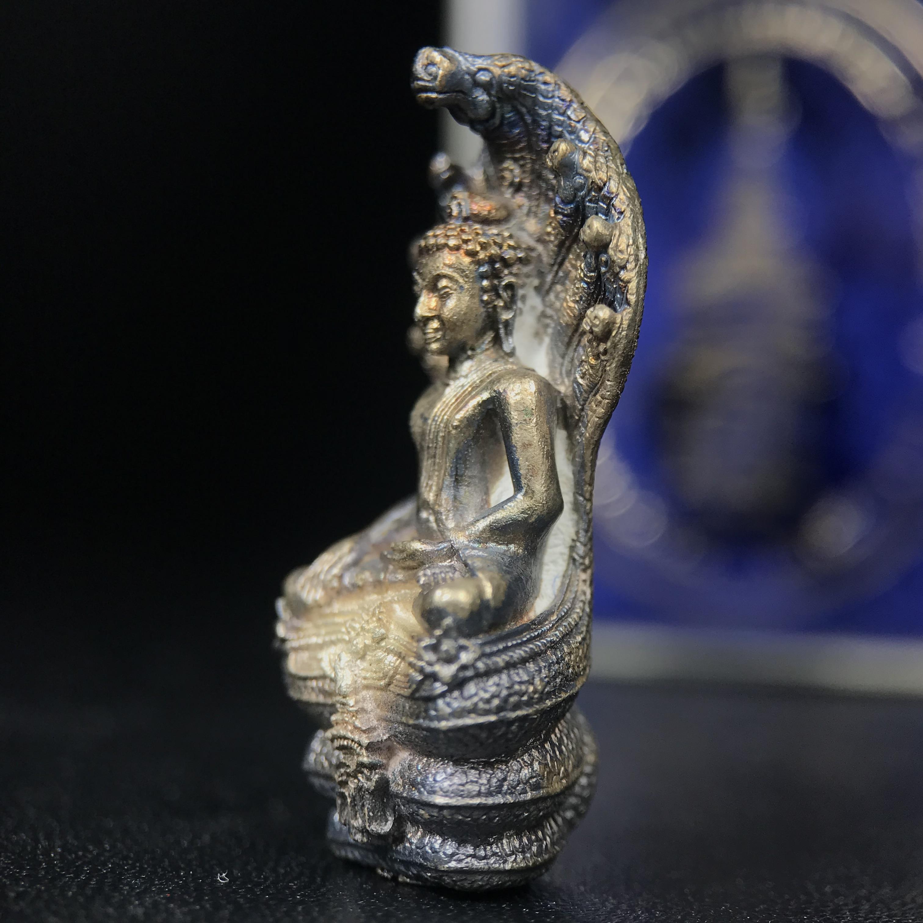 พระพุทธรูปนาคปรกปางมารวิชัย สธ. เนื่องวโรกาสสมเด็จพระเทพรัตนราชสุดาฯ ทรงเจริญพระชนมายุครบ 3 รอบ ปี2534 พิธีพุทธาภิเษก ณ วัดบวรนิเวศวิหาร โดยมีสมเด็จพระญาณสังวร สมเด็จพระสังฆราชเป็นองค์ประธาน(พิธีใหญ่ มวลสารดี พุทธศิลป์งดงาม)พระกริ่งเนื้อเงินพบเจอน้อยหายาก