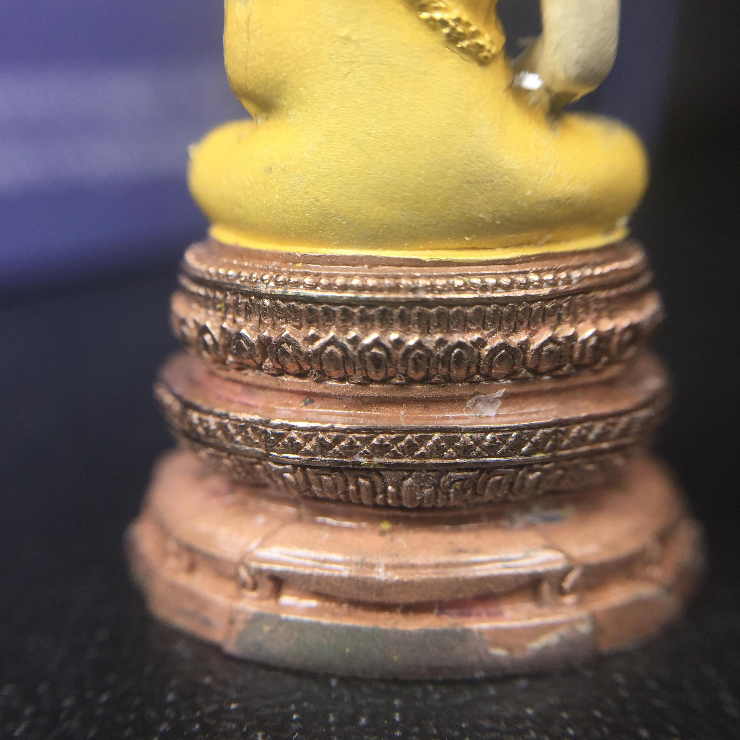 พระแก้วมรกต ภปร. ปี2547 จัดสร้างโดย รพ.ภูมิพลฯ เนื้อเงิน (3 กษัตริย์)ลอยองค์ หน้าตัก 1/2 นิ้ว(1ใน3000องค์)