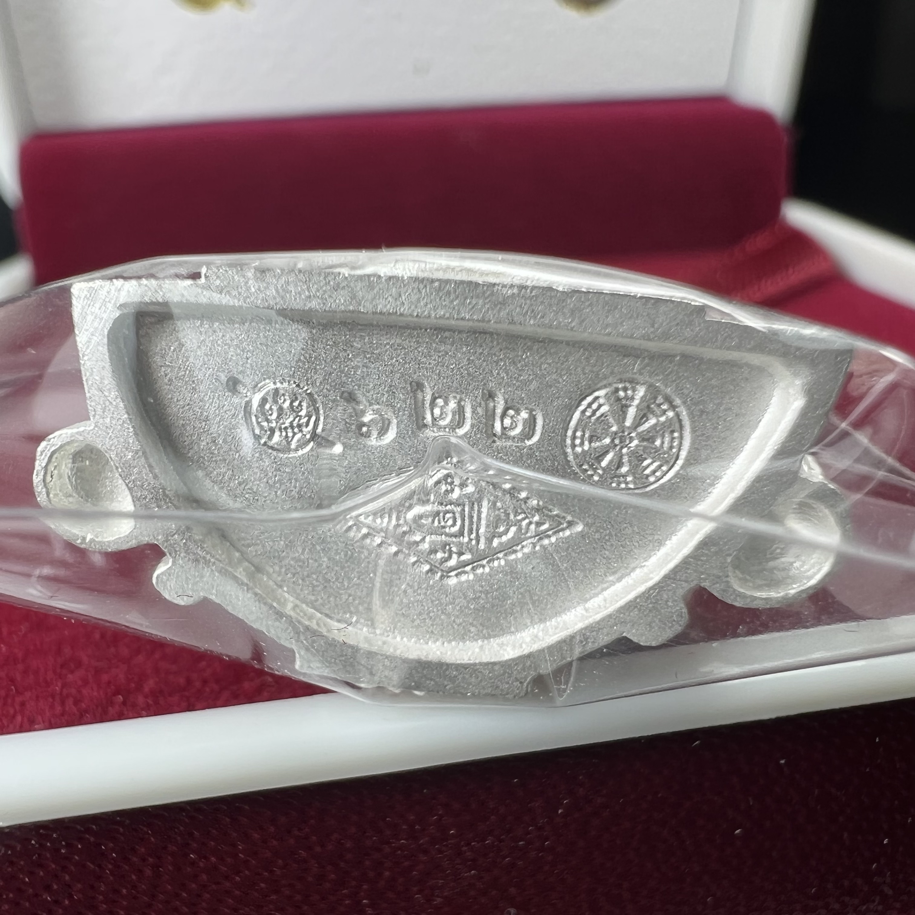 พระพุทธชินราช รุ่น ประวัติศาสตร์ มูลนิธิเพื่อตำรวจไทยจัดสร้าง ปี 2562 เนื้อเงินขัดเงา พิมพ์พระพุทธชินราช ลอยองค์ แบบจิวเวอร์รี่(ขนาดสูง 3.5 ซม.) (สภาพ สวย ซีนซองเดิม กล่องบบรรจุเดิมครบสมบูรณ์)