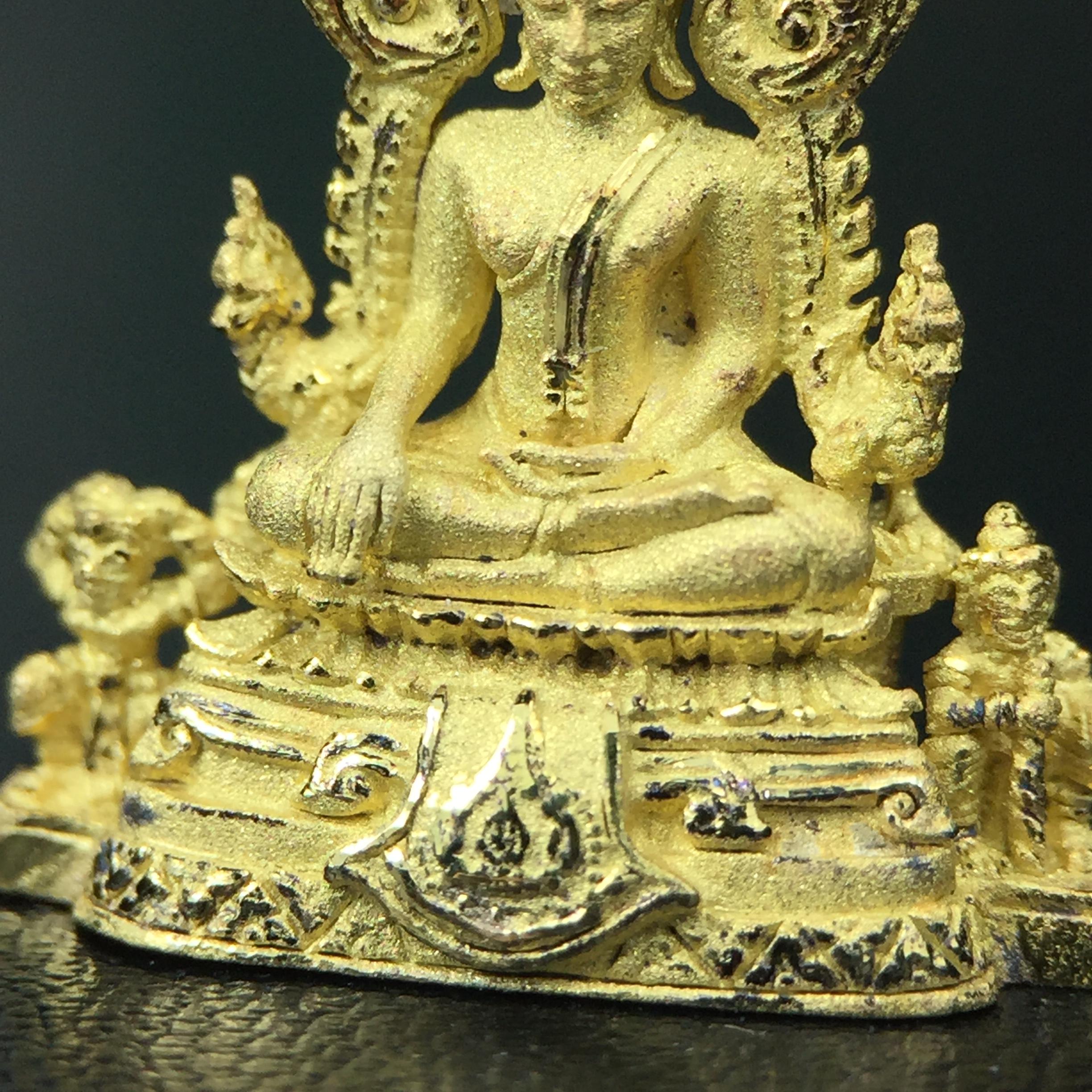 พระพุทธชินราช ภปร. ในวโรกาสพระราชพิธีมหามงคล เฉลิมพระชนมายุ6รอบ 5ธันวาคม2542 มูลนิธิพิทักษ์ดวงตาประชาชน จัดสร้าง เนื้อเงินบริสุทธิ์ 99.9% แบบชุบทองประกายเพชร 3 ไมครอน พิมพ์กลาง ขนาดสูง 2.4 ซม. พร้อมกล่องบรรจุเดิม