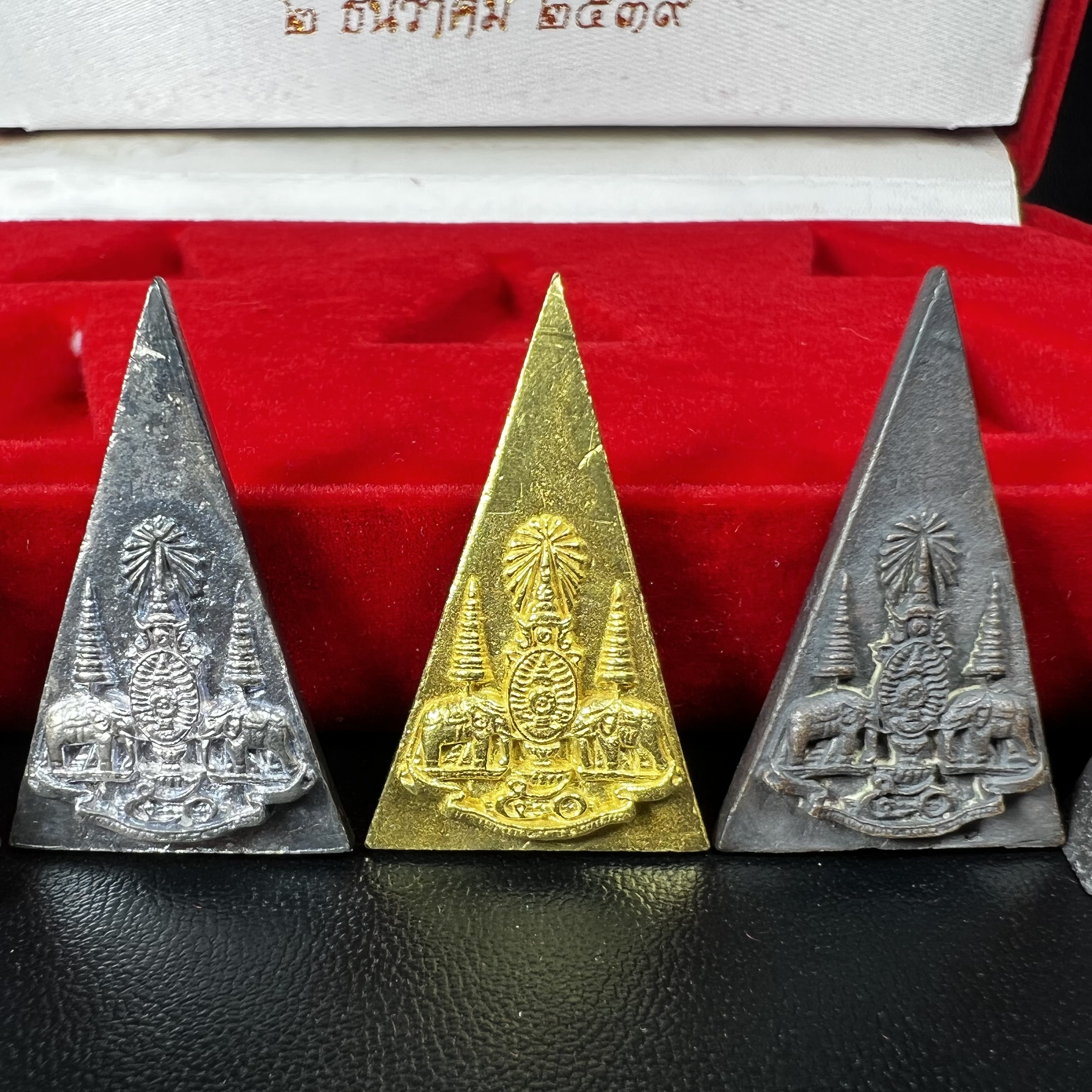 พระกำลังแผ่นดิน (สมเด็จจิตรลดา2) จัดสร้างเฉลิมพระเกียรติ ร.9 ครองราชย์ 50 ปี 2539 ชุดทองคำ(ประกอบด้วยเนื้อทองคำ+เนื้อเงิน+เนื้อนวโลหะ+เนื้อผง2องค์)(สร้างน้อยหายาก)พร้อมกล่องบรรจุเดิมครบสมบูรณ์(1ใน 1500ชุด)