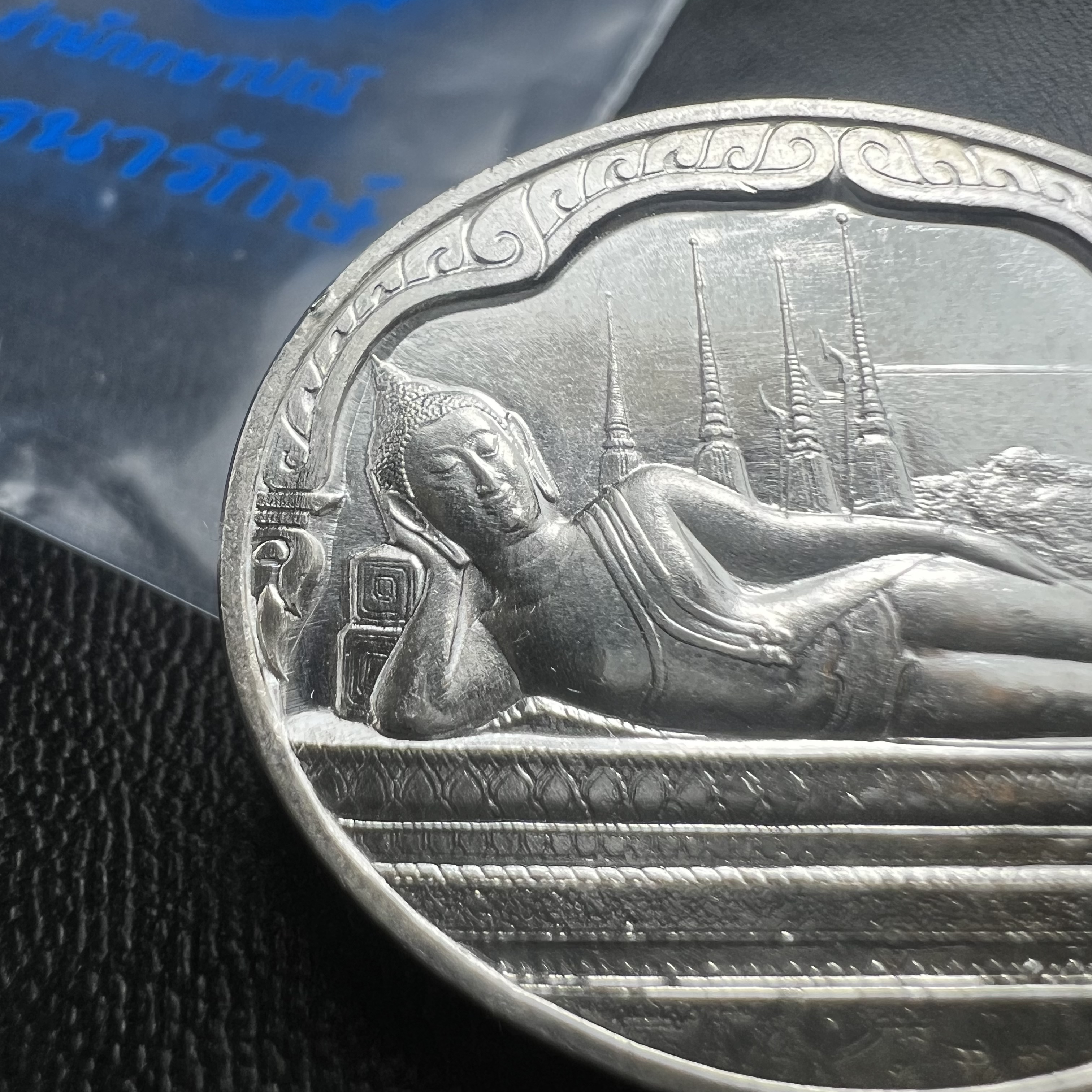 เหรียญพระนอน พระพุทธปรางค์ไสยาสน์ วัดพระเชตุพลวิมลมังคลาราม (วัดโพธิ์) หลัง ภปร. มหามงคลเฉลิมพระชนมพรรษาในหลวงรัชกาลที่9 ครบ 5 รอบ 60 พรรษา ปี 2530 (คัดสภาพสวยซีนซองเดิม)(เนื้อเงินพบเจอน้อยหายาก)เหรียญดี..พิธีใหญ่..พุทธคุณเยี่ยม