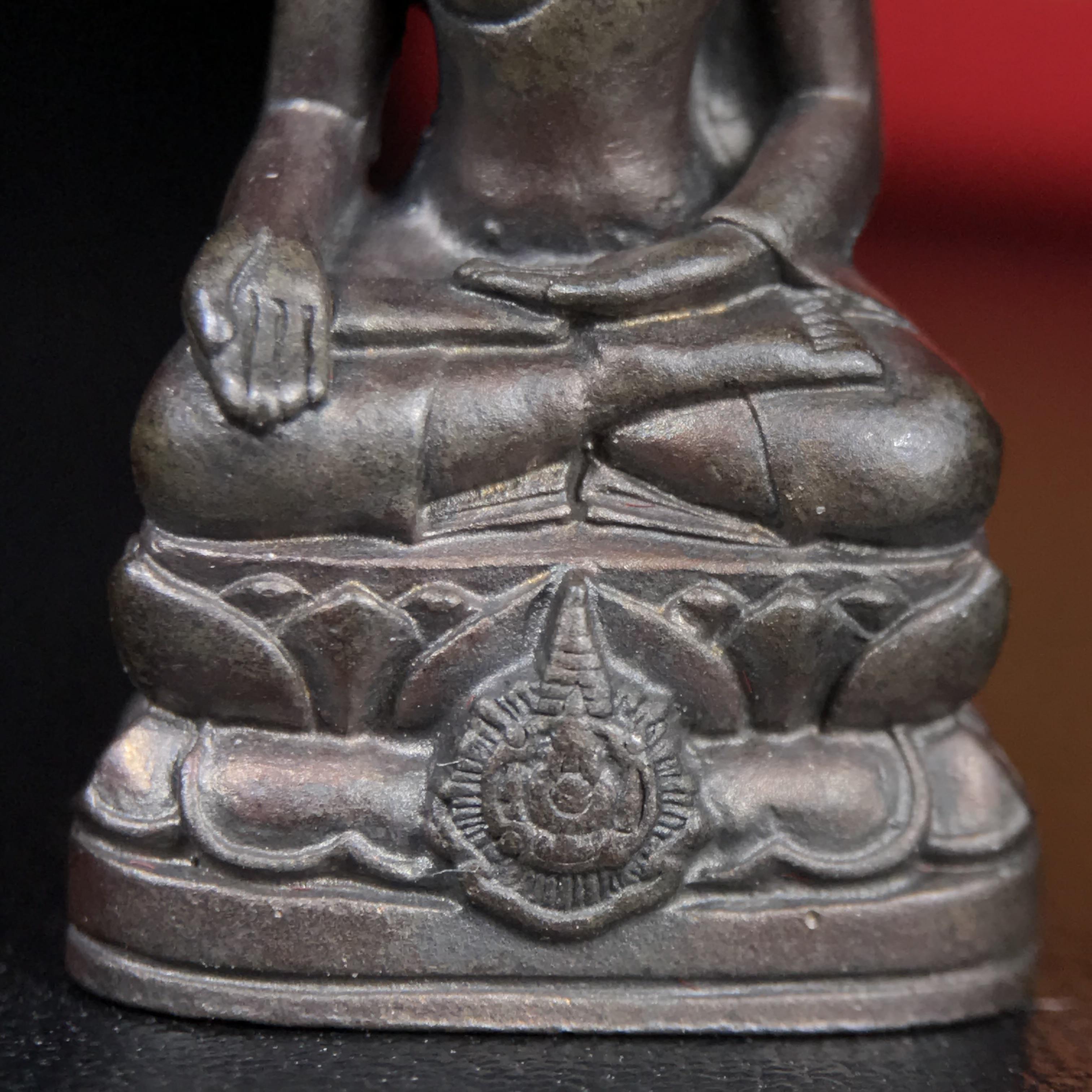 พระกริ่งไพรีพินาศ บรรจุเหล็กไหล ครั้งแรกและครั้งเดียวในประวัติศาสตร์ เฉลิมพระเกียรติ พระบาทสมเด็จพระเจ้าอยู่หัวรัชกาลที่9 พระชนมพรรษา 6 รอบ ปี2542 เนื้อนวโลหะผสมทองคำ(บรรจุเหล็กไหล)ดีนอก-ดีใน พิธีใหญ่ มวลสารเด่น (หายาก)