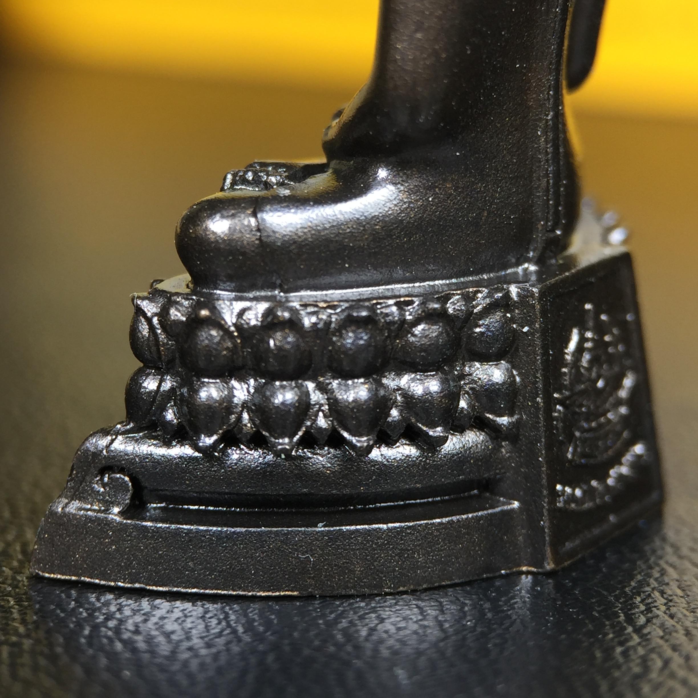 พระพุทธรูปคุ้มเกล้าฯ ภปร.(ใต้ร่มพระบารมี คุ้มเกล้า) 60ปี โรงพยาบาลภูมิพลฯ พ.ศ.2552 เนื้อนวโลหะ รมดำ(พิมพ์ใหญ่ขนาด 35.5*24 มม.)สภาพสวยเดิมพร้อมกล่องบรรจุเดิม ตอกโค๊ดหมายเลขกำกับ