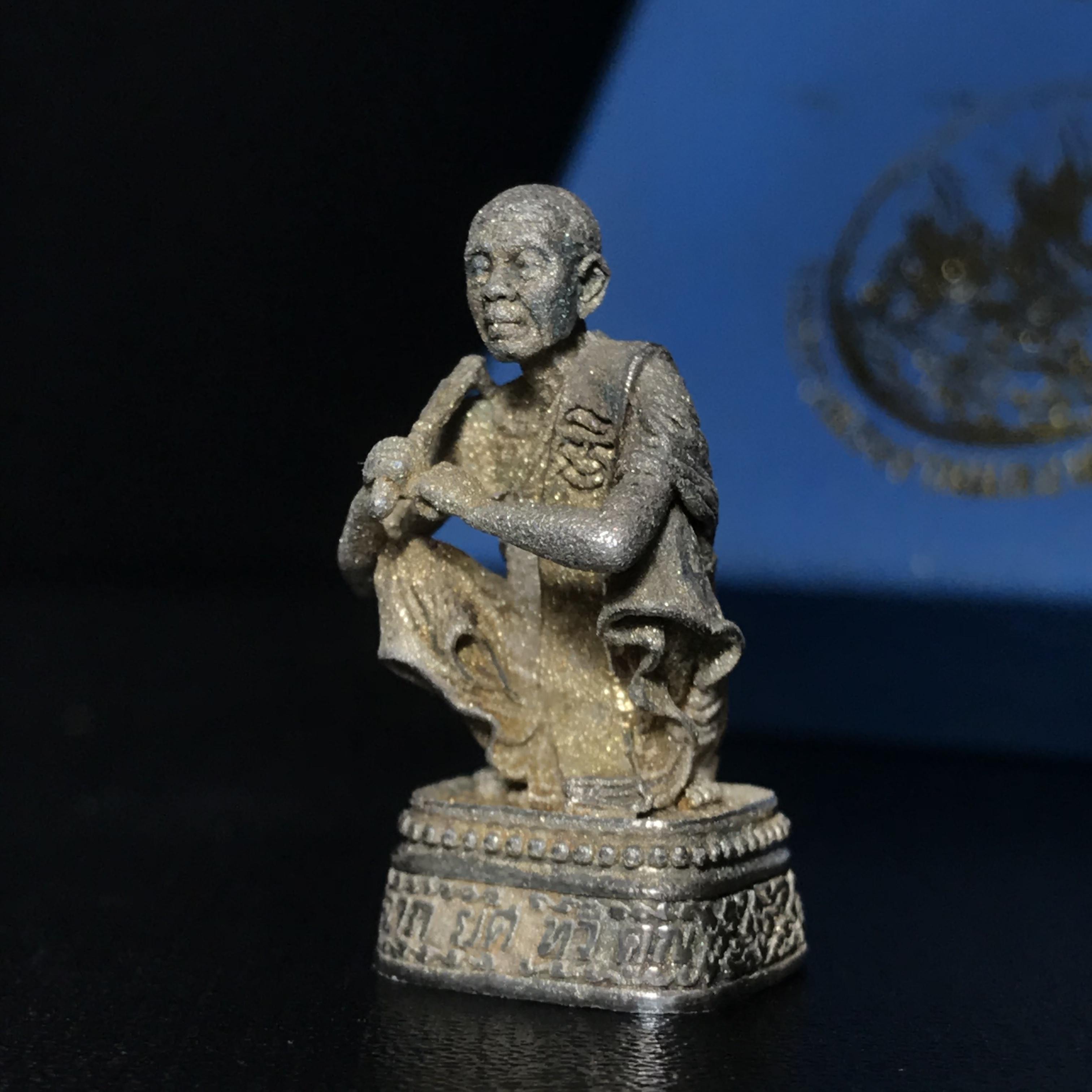 รูปหล่อหลวงพ่อคูณ รุ่นลาภ ยศ ทวีคูณ ปี2538 เนื้อเงินพ่นทรายประกายเพชร พร้อมกล่องบรรจุเดิมครบ(สภาพผิวเดิม นิยม)