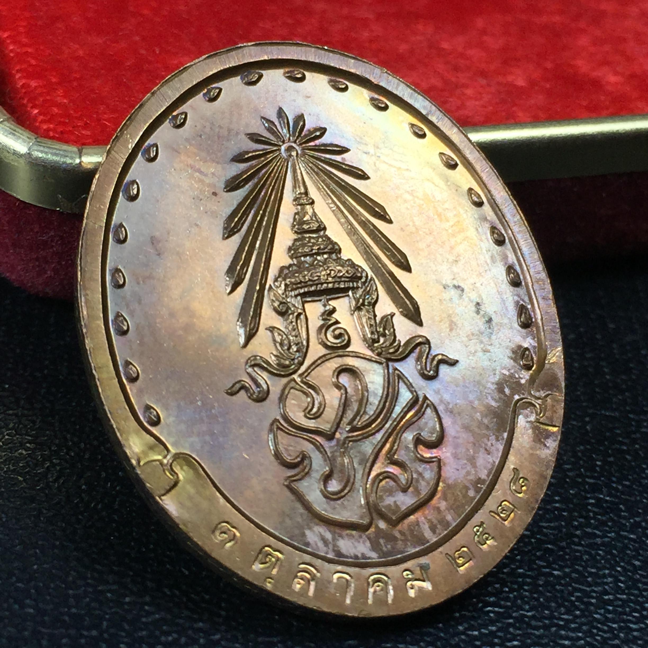 เหรียญรูปเหมือนรุ่นแรก สมเด็จพระญาณสังวร วัดบวรนิเวศวิหาร ปี2528 เนื้อทองแดง(บล็อกนิยมเขยื้อน-มีวงเดือน)สภาพสวยหายาก ชุดพระราชทานกรรมการ พร้อมกล่องบรรจุเดิม