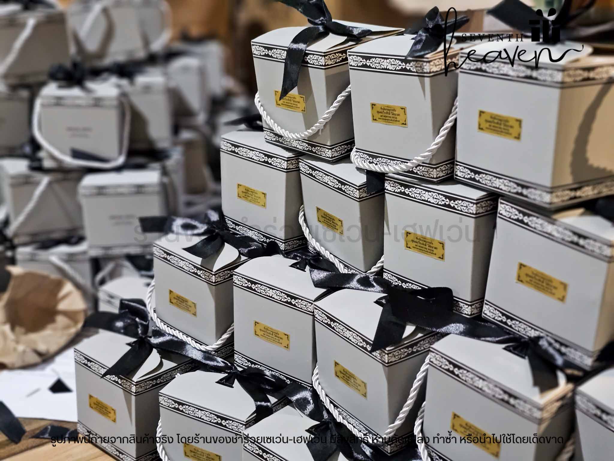 ของชำร่วยงานศพ แก้วกาแฟขุ่นกุหลาบ ใส่กล่องมีหูหิ้วสีเทา ริบบิ้นสีดำ