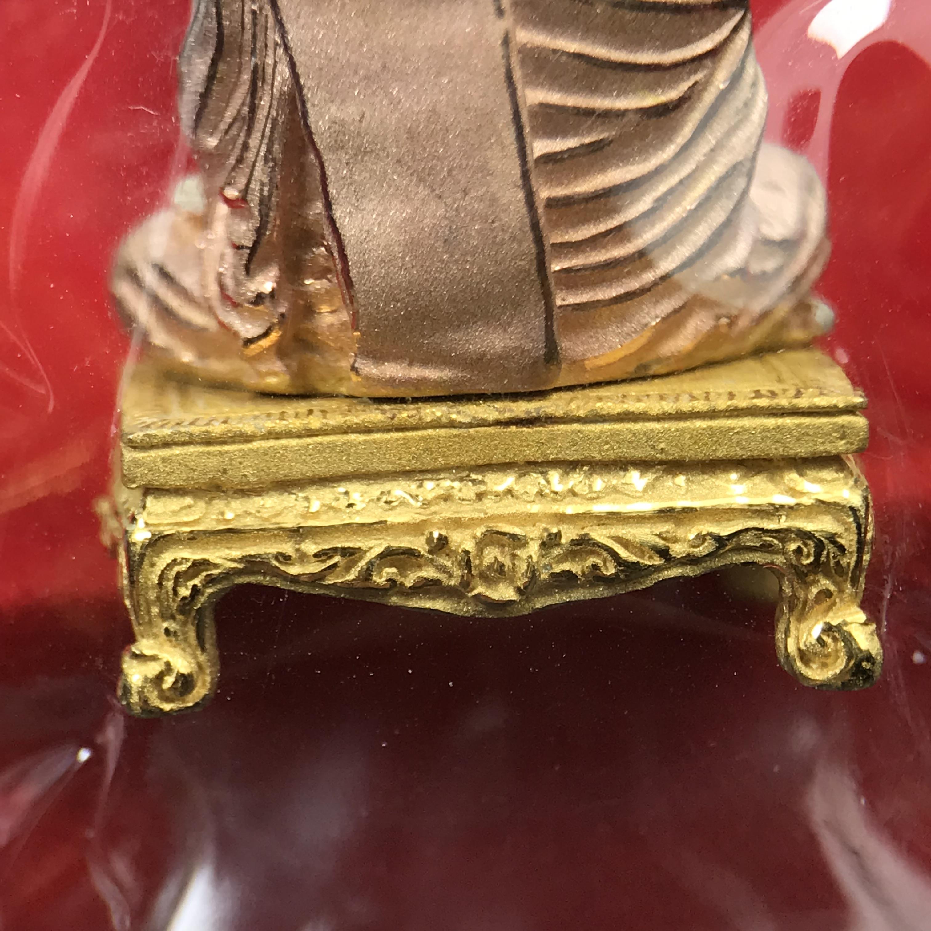 สมเด็จพุฒาจารย์ (โต พรหมรังสี) อนุสรณ์ 128 ปี สมเด็จพระญาณสังวร สมเด็จพระสังฆราช ทรงเมตตาอธิฐานจิต ปี 2543 มหาพุทธาภิเษก 3วาระ รูปเหมือนลอยองค์พิมพ์ใหญ่เนื้อเงินสามกษัตริย์ ขนาด 1.5 x 2.5 ซม. ทรงคุณค่าทั้งด้านความงานด้านพุทธศิลป์ และพุทธคุณ