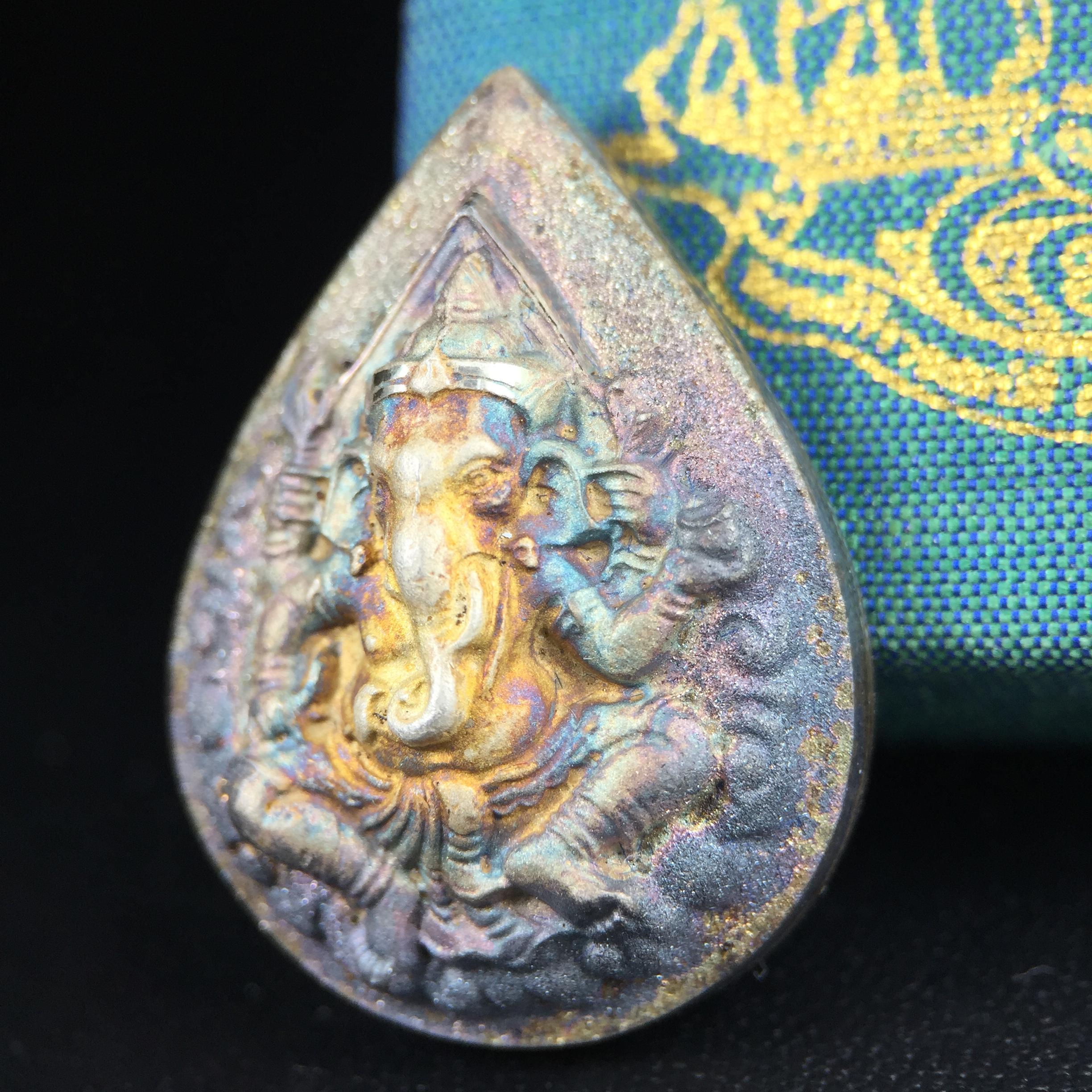 เหรียญพระพิฆเนศวร ญสส. ชุดกาญจนาภิเษกครองราชย์ 50 ปี พุทธศักราช 2538 พิมพ์ใหญ่(2.9 ซม.) เนื้อเงินผิวเดิมกลับดำขึ้นสีรุ้งเข้มขลังงดงามธรรมชาติสร้างสรรค์ สภาพสวยเดิมพร้อมกล่องบรรจุเดิม ตอกโค๊ดหมายเลขกำกับ(1ใน 5539องค์)