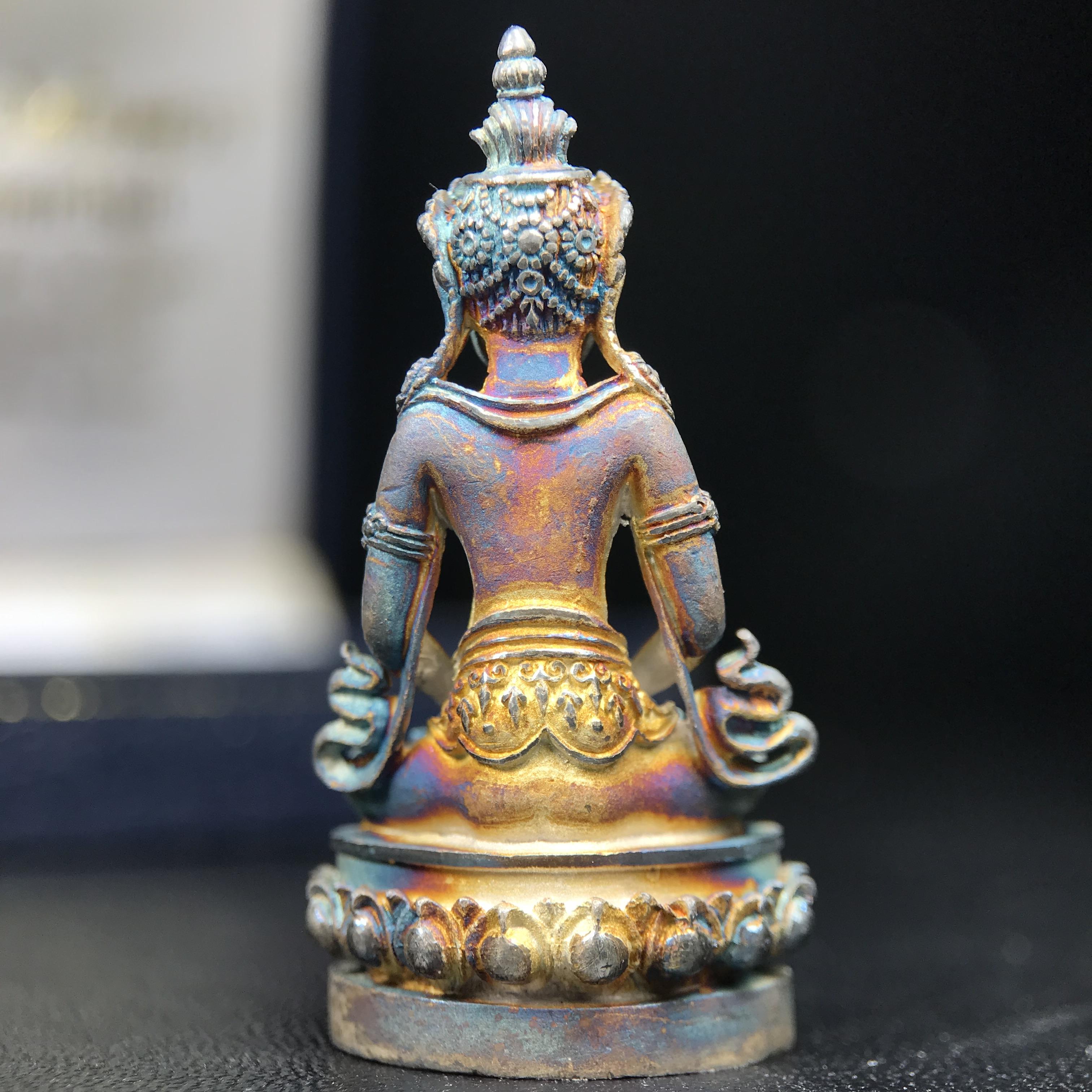 พระกริ่งอวโลกิเตศวร ( เจ้าแม่กวนอิม ) วัดโพธิ์แมนคุณาราม รุ่นอุดมโภคทรัพย์ ปี 2539 เนื้อเงินพ่นทราย(ผิวเดิม ขึ้นสีรุ้งธรรมชาติ แบบนิยม เสน่ห์ของพระเนื้อเงิน)(พร้อมกล่องบรรจุเดิม)(อีกหนึ่งรุ่นยอดนิยม พุทธศิลป์สวยงดงาม)หายาก 1 ใน 5000 องค์*องค์หมายเลข ๓๖๔๒*